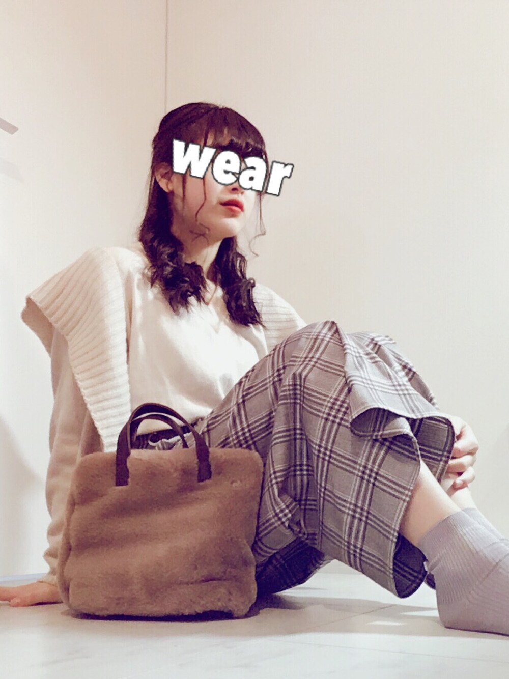 「チェック、大人カジュアル、春、ワイドパンツ、レトロ、ナチュラル、マジェスティックレゴン、earth music&ecology、休日スタイル」｜「earth music&ecologyの・Vネックゆるニットプルオーバー（ニット/セーター、ホワイト系）」を使った、あんこさん（レディース・160cm）の冬コーディネートの1枚目の写真