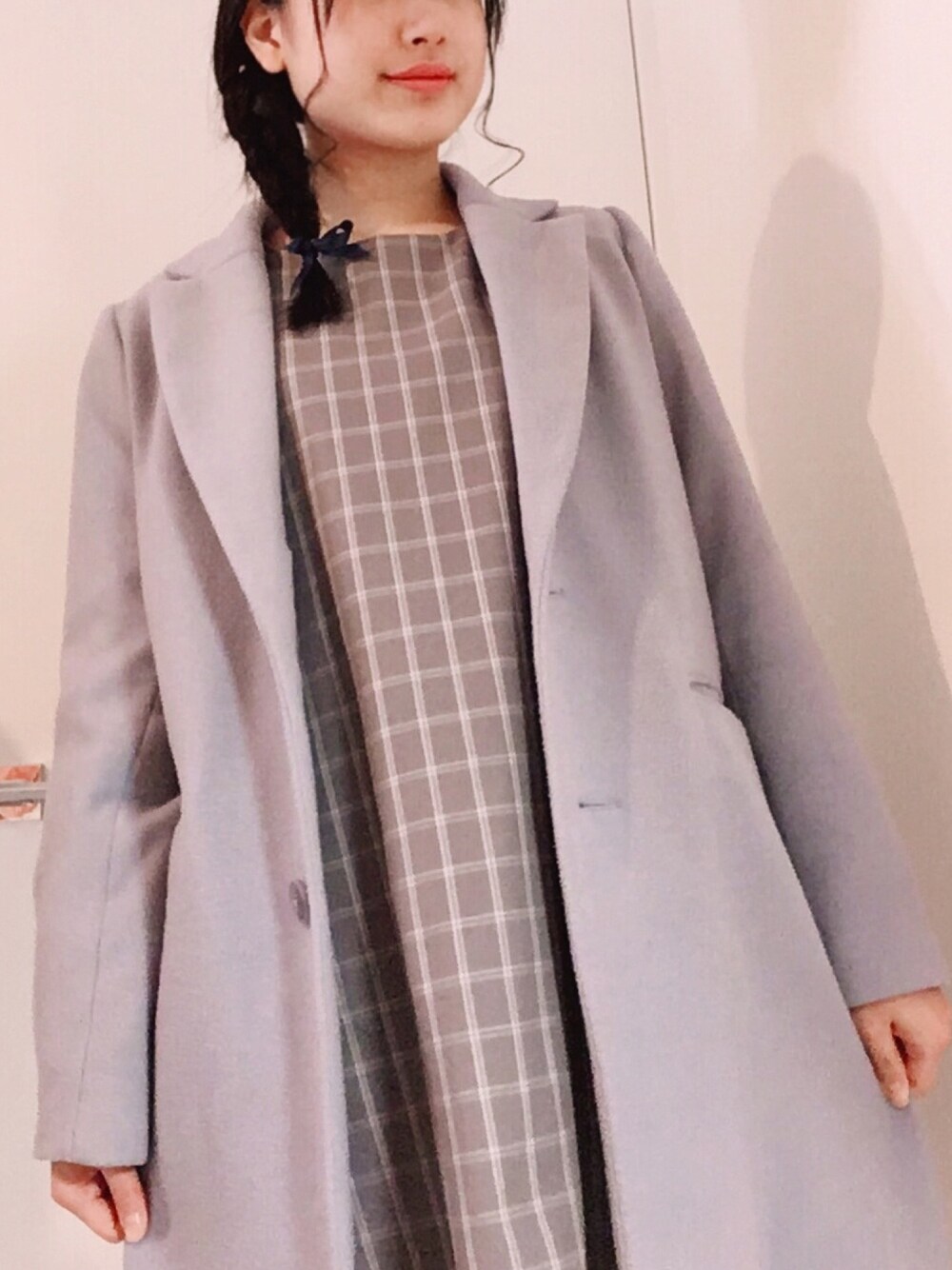 「ワンピース、チェック、チェスターコート、ガーリー、ナチュラル、おしゃれさんと繋がりたい、大人コーデ、みつあみ」｜「MAJESTIC LEGONの☆J肩タックチェックワンピース（ワンピース、グレー系）」を使った、あんこさん（レディース・160cm）の冬コーディネートの1枚目の写真