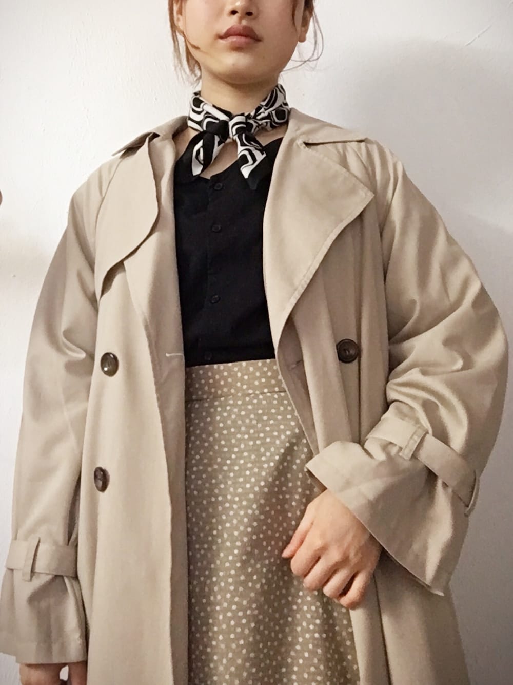 「オトナカジュアル、はるコーデ、オトナ女子、ベージュ、部屋撮り」｜「RETRO GIRLのアイテム（トレンチコート、ベージュ系）」を使った、あんこさん（レディース・160cm）の春コーディネートの1枚目の写真