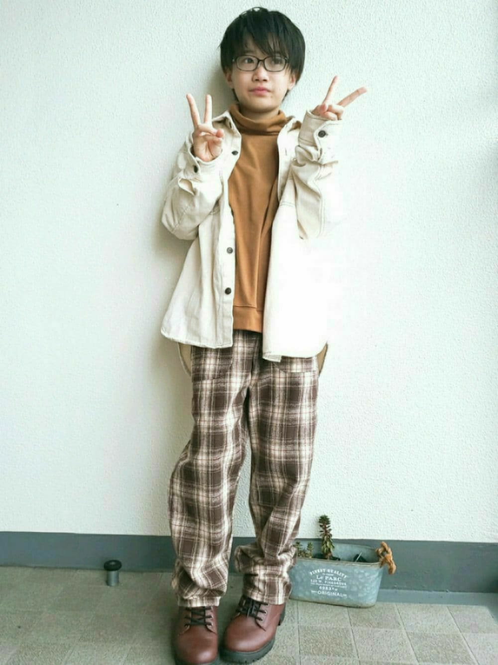 「ラブアンドピース2020、チェックパンツ、devirock、LEGURUS STANDARD、pairmanon、秋コーデ」｜「devirockのアイテム（Tシャツ/カットソー、ブラウン系）」を使った、Kokiさん（キッズ・140cm）の秋コーディネートの1枚目の写真