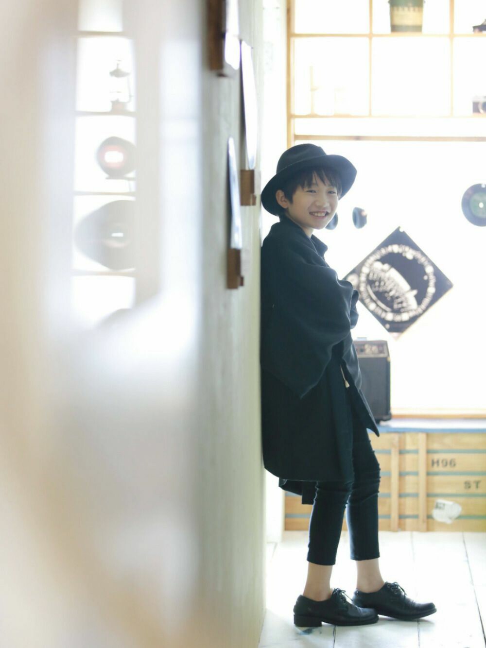 「オールブラック、帽子、ブラックコーデ」｜「座りのアイテム（その他、ブラック系）」を使った、Kokiさん（キッズ・140cm）の秋コーディネートの1枚目の写真