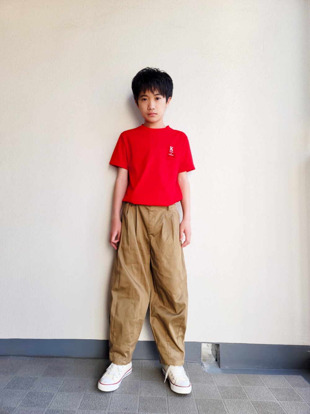 「休日スタイル、カジュアルコーデ、白スニーカー、男の子、プリントT、devirock、韓国子供服」｜「SLAPSのアイテム（Tシャツ/カットソー、レッド系）」を使った、Kokiさん（キッズ・150cm）の夏コーディネートの1枚目の写真