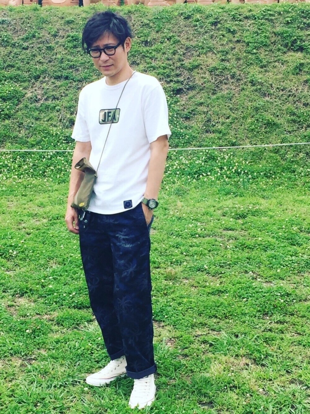 「公園、グリーン、ボタニカル柄、チャックテイラー、JFA (Jodie Foster's Army)、NATO軍ベルト、アーミーグリーン」｜「CONVERSE ADDICTのアイテム（スニーカー、ホワイト系）」を使った、K3N5K3さん（メンズ・175cm）の夏コーディネートの1枚目の写真