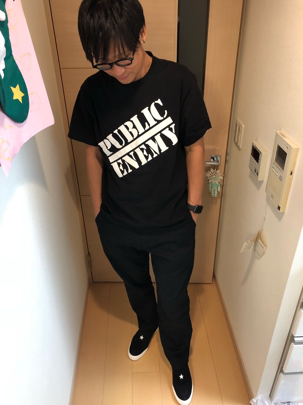 「部屋撮り」｜「CAREERINGのアイテム（ピアス（片耳用）、ブラック系）」を使った、K3N5K3さん（メンズ・175cm）の秋コーディネートの1枚目の写真