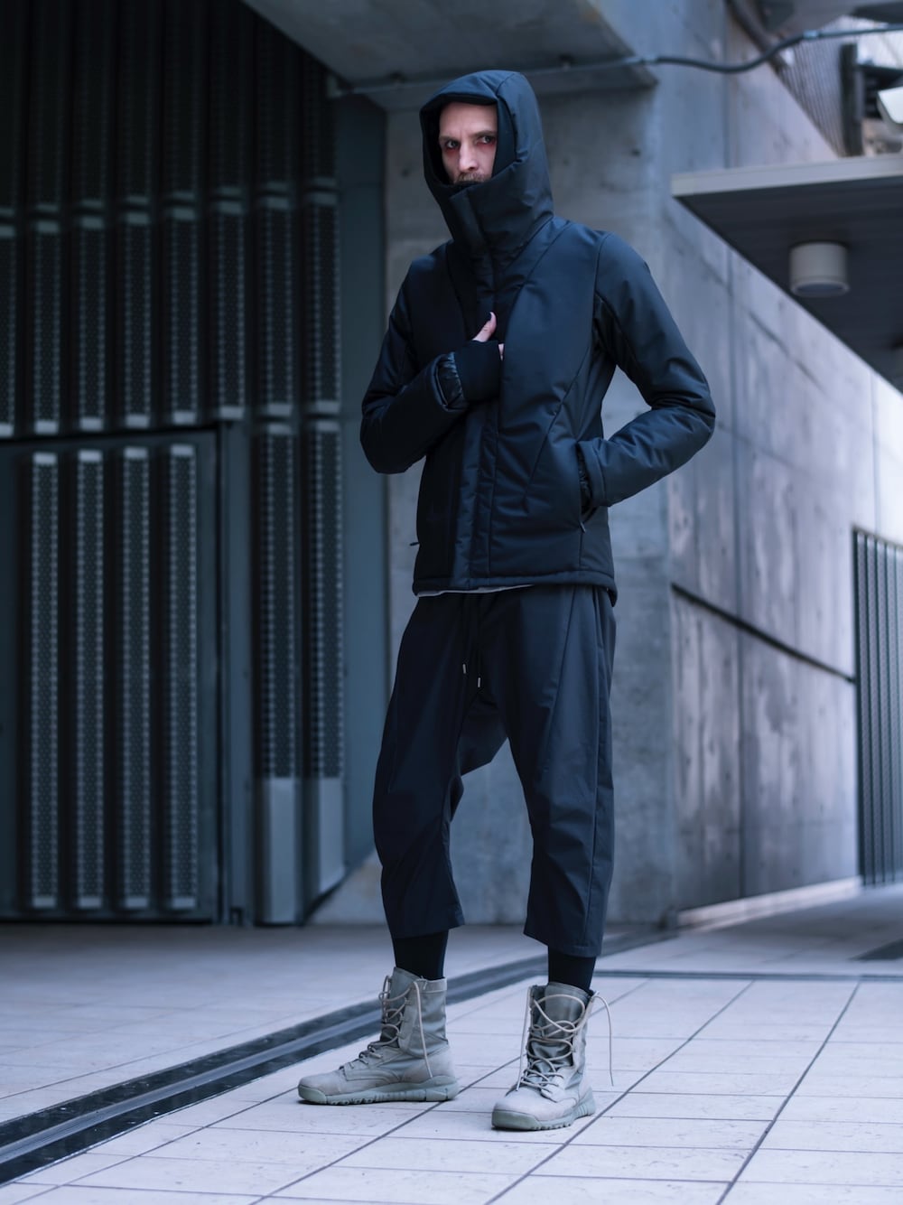 ブラック系のマウンテンパーカー、ブラック系のその他パンツ、グリーン系のスニーカーを着用したメンズの冬コーディネートの1枚目の写真