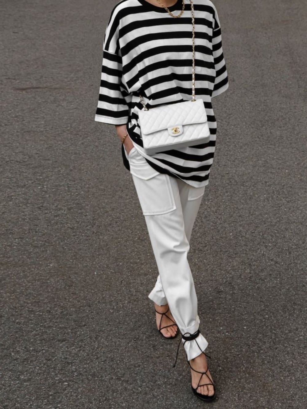 ホワイト系のトップス、ホワイト系のパンツを着用したレディースの春コーディネートの1枚目の写真