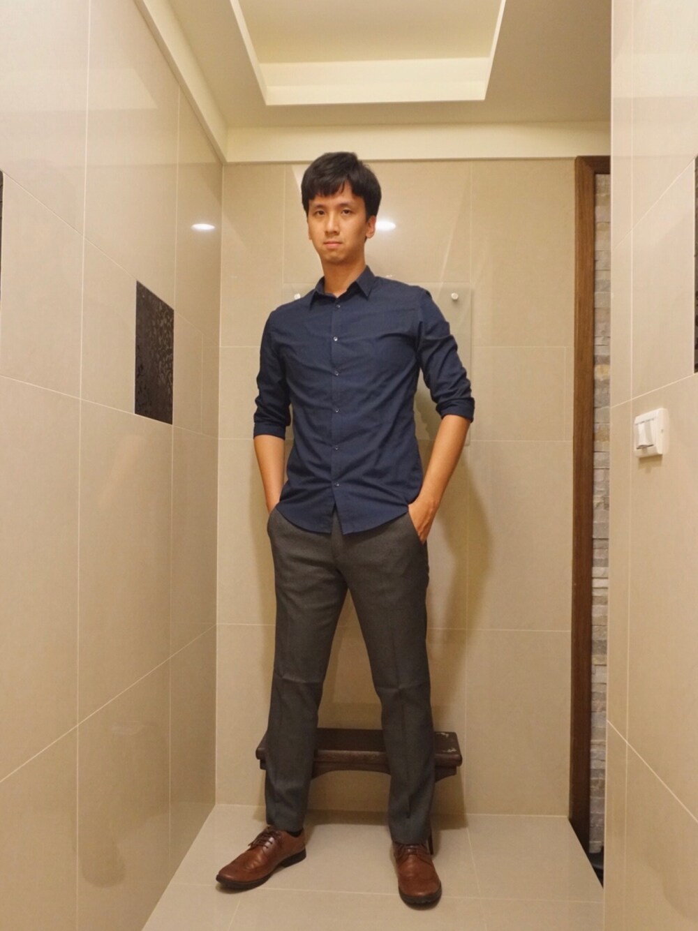 「H&Mのアイテム（シャツ/ブラウス、ブルー系）」を使った、Dylan Li 🇹🇼さん（メンズ・189cm）の秋コーディネートの1枚目の写真