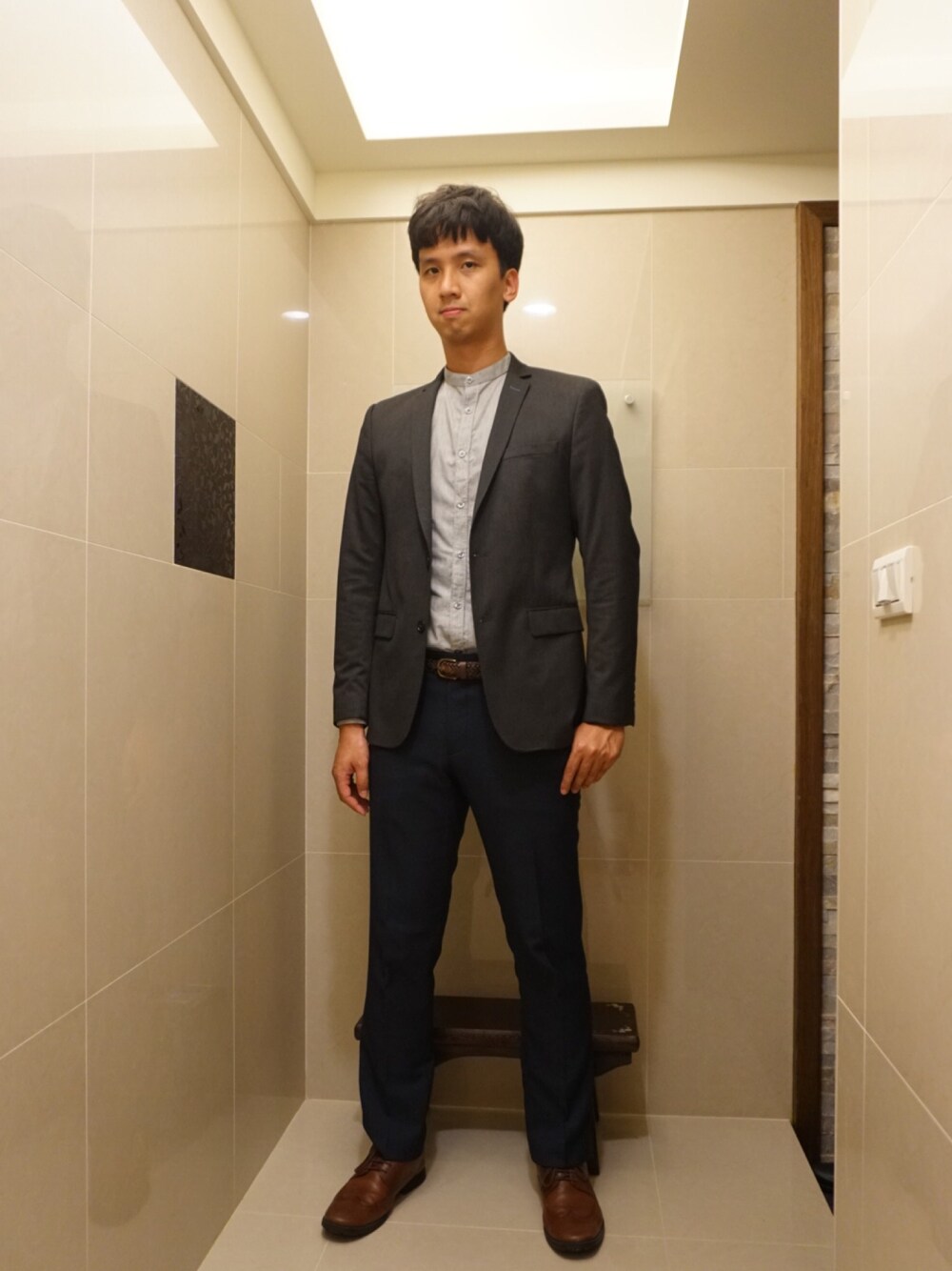 「ZARAのアイテム（スーツジャケット、グレー系）」を使った、Dylan Li 🇹🇼さん（メンズ・189cm）の秋コーディネートの1枚目の写真
