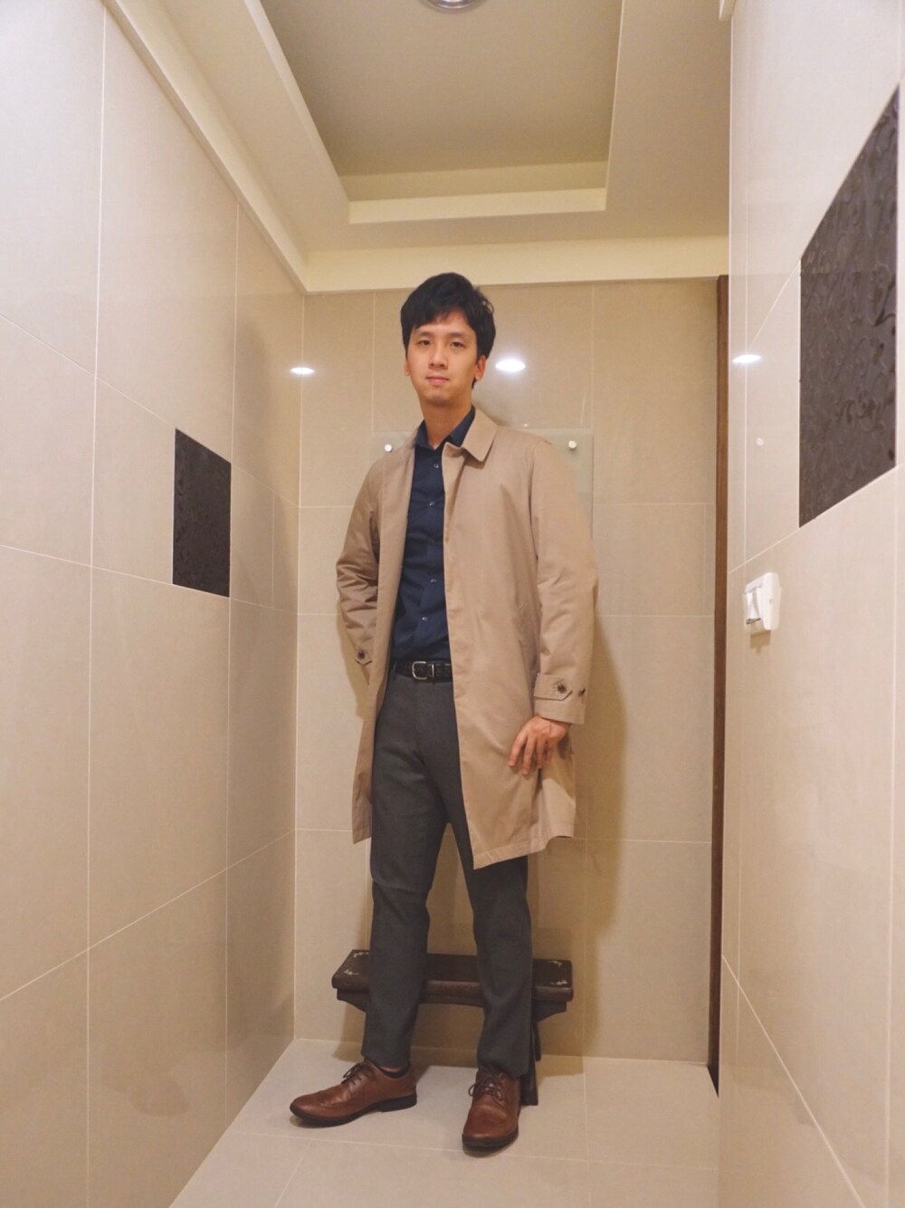 「UNIQLOのアイテム（トレンチコート、ベージュ系）」を使った、Dylan Li 🇹🇼さん（メンズ・189cm）の秋コーディネートの1枚目の写真