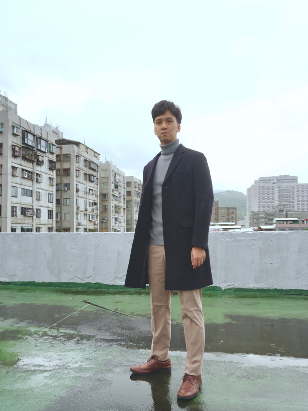「UNIQLOのアイテム（チェスターコート、ブルー系）」を使った、Dylan Li 🇹🇼さん（メンズ・189cm）の冬コーディネートの1枚目の写真