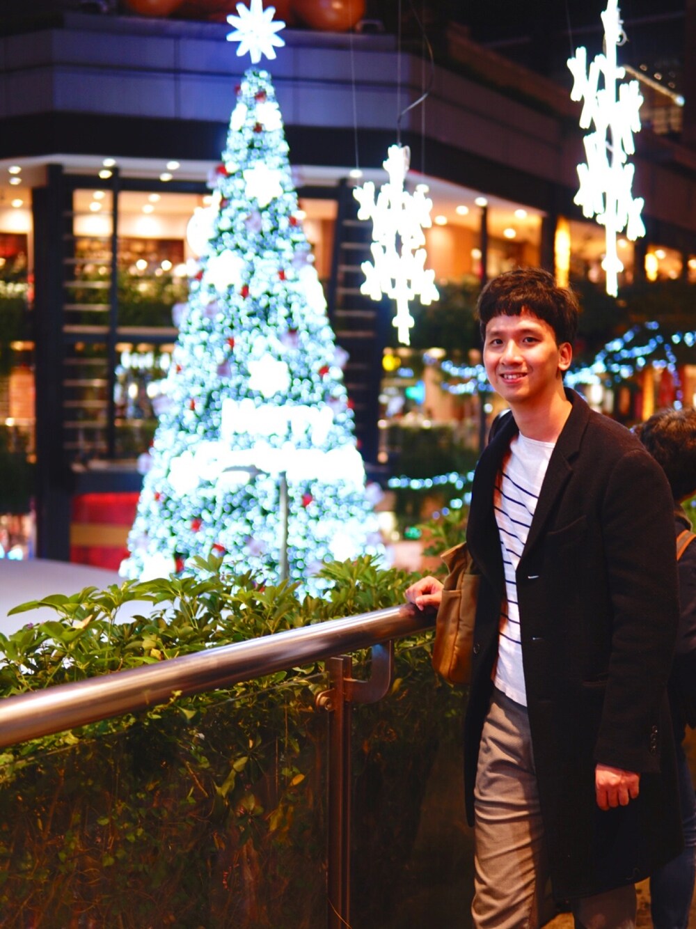 「UNIQLOのアイテム（チェスターコート、ブルー系）」を使った、Dylan Li 🇹🇼さん（メンズ・189cm）の冬コーディネートの1枚目の写真