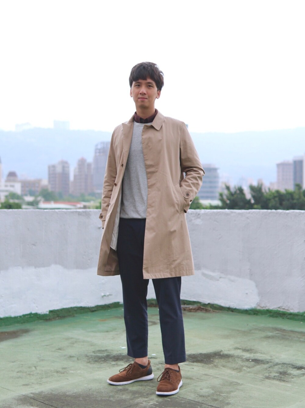 「UNIQLOのアイテム（トレンチコート、ベージュ系）」を使った、Dylan Li 🇹🇼さん（メンズ・189cm）の春コーディネートの1枚目の写真