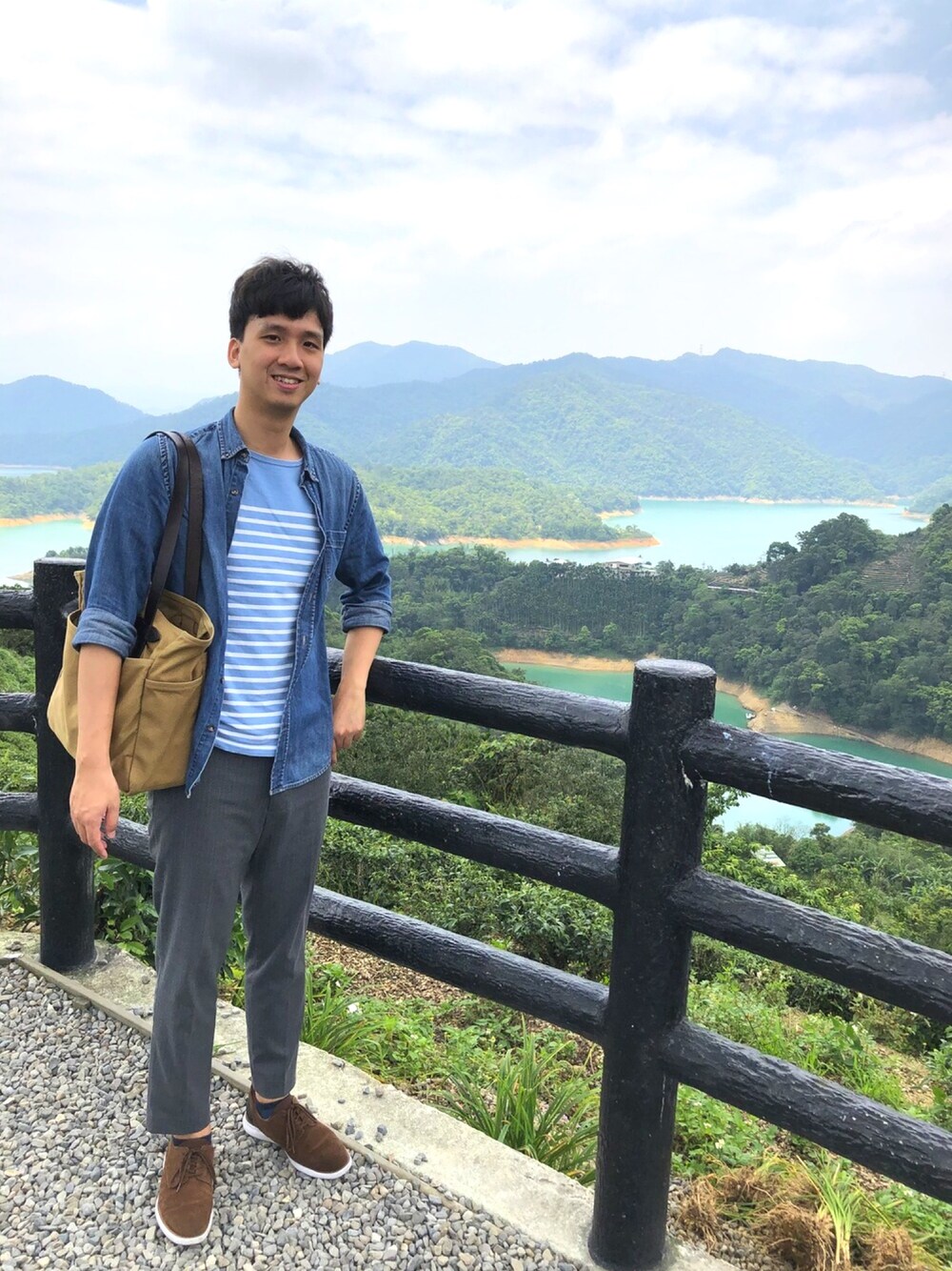 「夏、UNIQLO、GAP、nano・universe、FILSON、massimo dutti、千島湖」｜「NANO universeのアイテム（Tシャツ/カットソー、ブルー系）」を使った、Dylan Li 🇹🇼さん（メンズ・189cm）の夏コーディネートの1枚目の写真