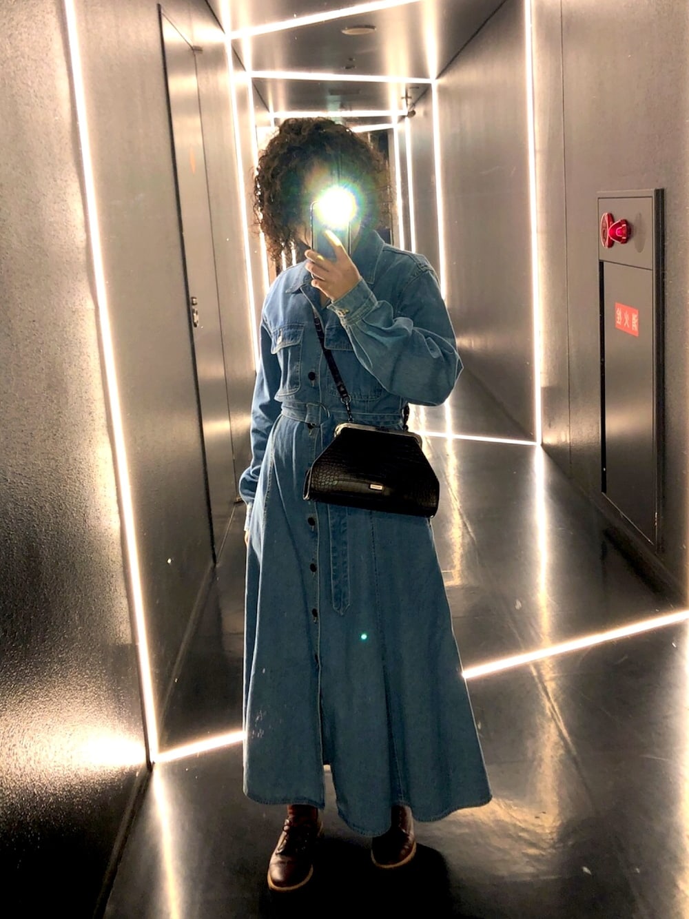 「moussy、denim、curly、newyork、スパイラルパーマ、ワンピース、LONDON」｜「MOUSSYのFRAME CLUCH SHOULDER BAG（ショルダーバッグ、ブラウン系）」を使った、pepperさん（レディース・154cm）の春コーディネートの1枚目の写真