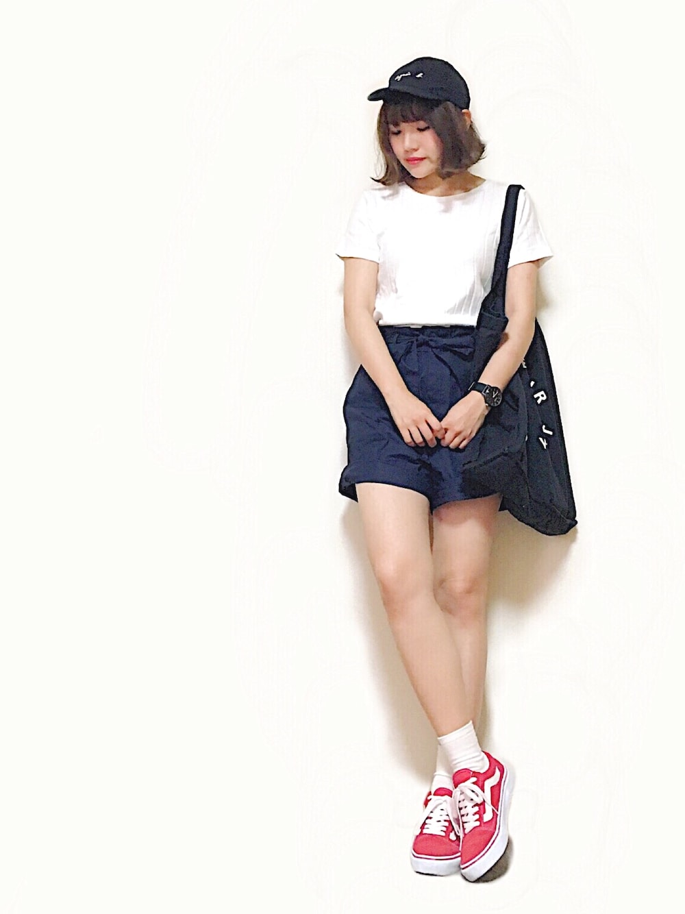 「シンプル、カジュアル、ラフ、プチプラ、白Tシャツ、ショートパンツ、キャップ、白ソックス、オールドスクール、トートバッグ」｜「URBAN RESEARCH DOORS WOMENSのDOORS 針抜きフライス半袖Tシャツ（Tシャツ/カットソー、ホワイト系）」を使った、かほこ。さん（レディース・161cm）の夏コーディネートの1枚目の写真