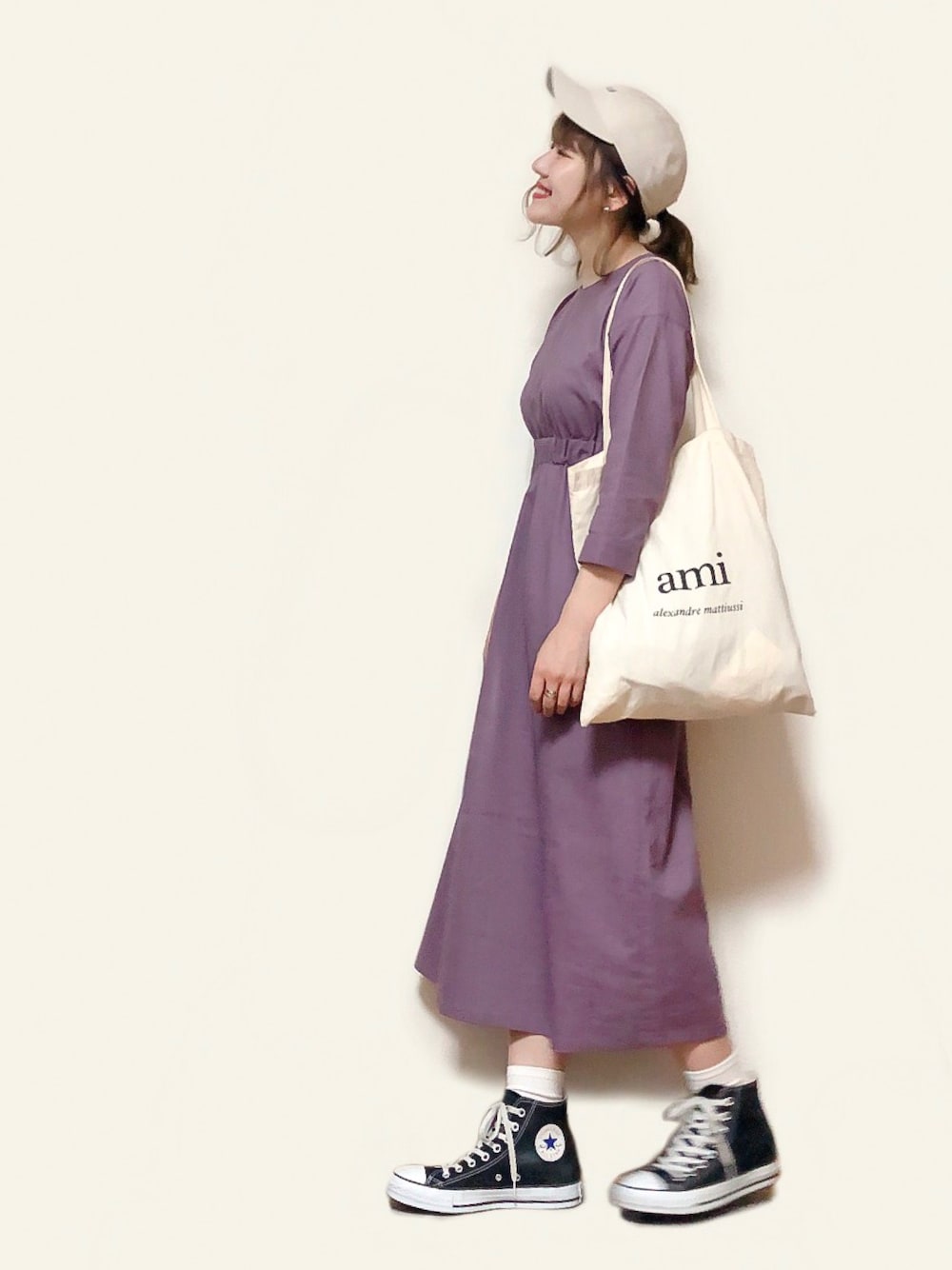 「シンプル、カジュアル、ワンピース、パープル、キャップ、トートバッグ、白ソックス、ハイカットスニーカー」｜「kutirのリネン混ワンピース（ワンピース、パープル系）」を使った、かほこ。さん（レディース・161cm）の秋コーディネートの1枚目の写真