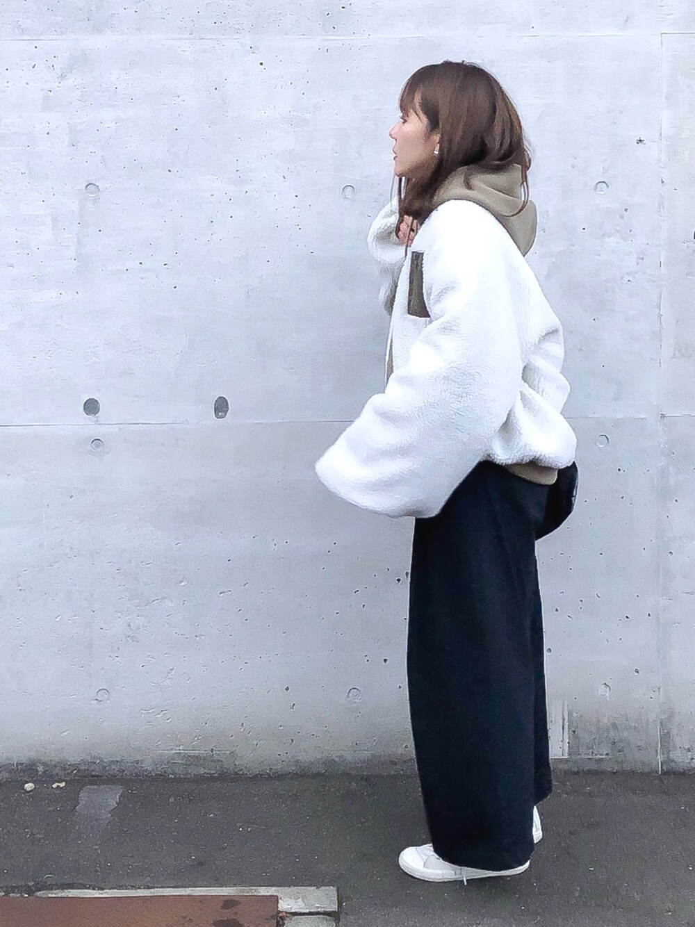 「シンプル、カジュアル、ボア、パーカー、タートルネック、ワイドパンツ、ショルダーバッグ、スニーカー」｜「jouetieのボアリバーシブルブルゾン（ブルゾン、ホワイト系）」を使った、かほこ。さん（レディース・161cm）の秋コーディネートの1枚目の写真