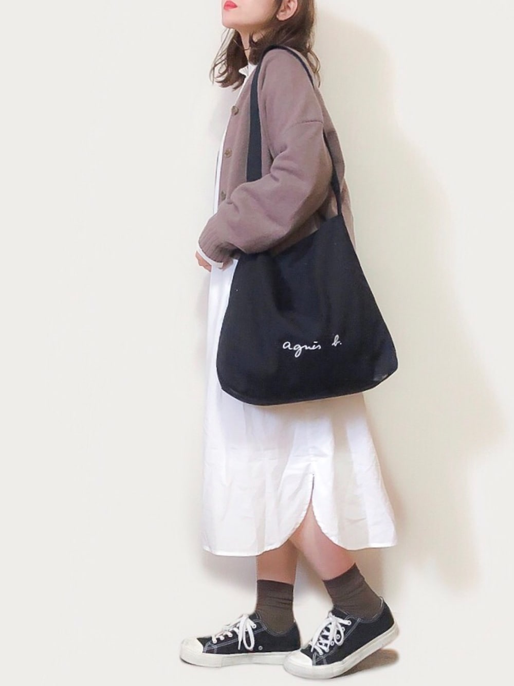「シンプル、カジュアル、カーディガン、シャツワンピ、ショルダーバッグ、スニーカー」｜「JOURNAL STANDARDのカシミヤWOOL ショートカーディガン◆（カーディガン/ボレロ、ブラウン系）」を使った、かほこ。さん（レディース・161cm）の冬コーディネートの1枚目の写真
