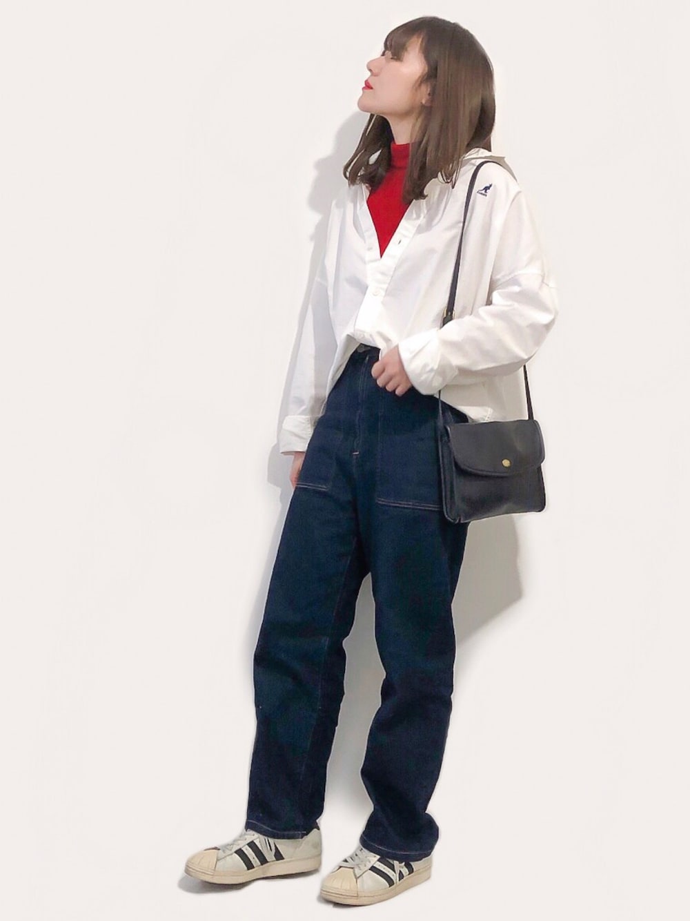 「シンプル、カジュアル、シャツスタイル、タートルネック、デニム、ショルダーバッグ、スーパースター」｜「KANGOLのWEB限定 KANGOL×FREAK'S STORE/カンゴール 別注ビッグシルエット ツイルシャツ（シャツ/ブラウス、ホワイト系）」を使った、かほこ。さん（レディース・161cm）の冬コーディネートの1枚目の写真