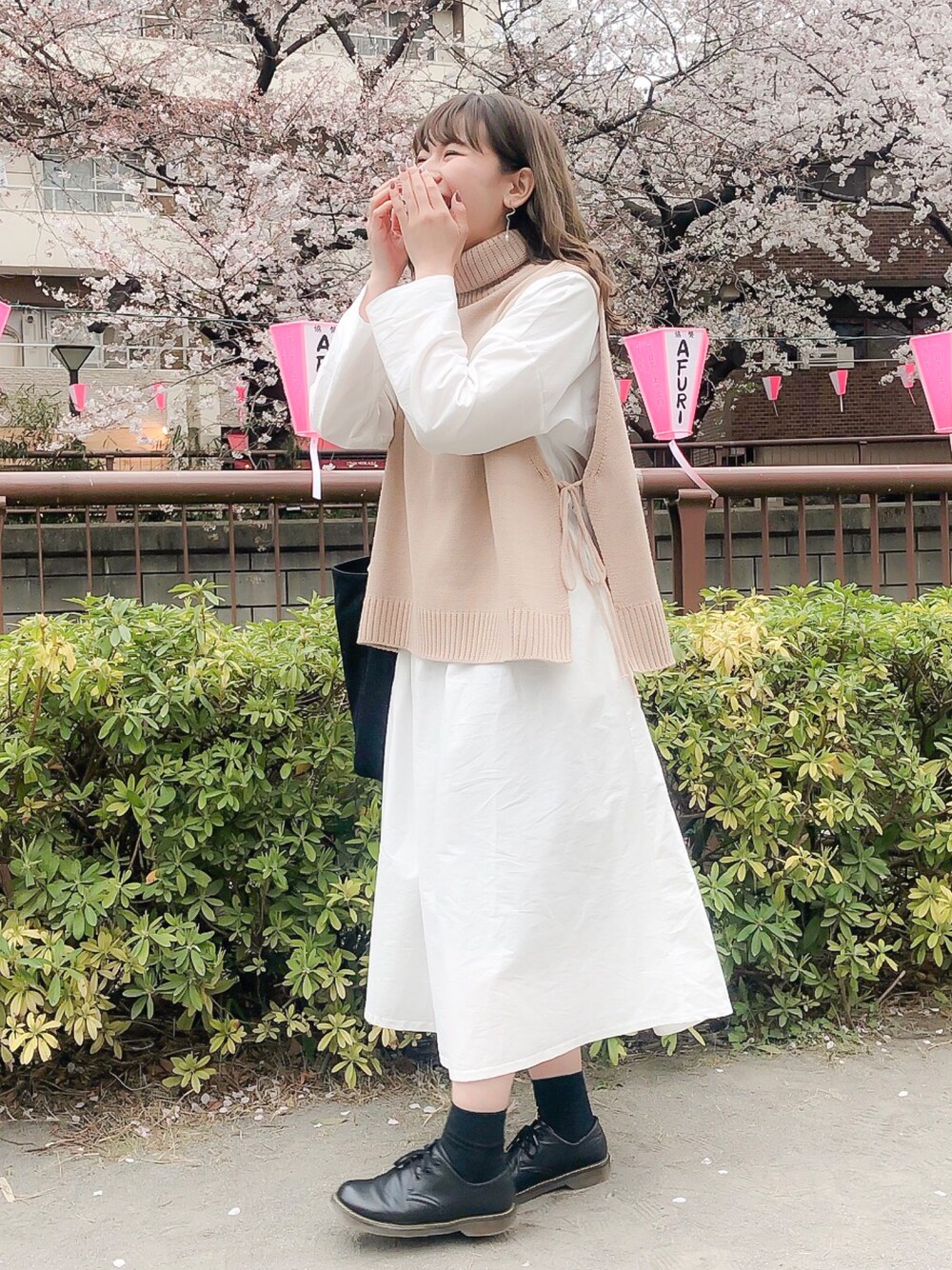 「シンプル、カジュアル、プチプラ、ニットベスト、ワンピース、ショルダーバッグ、春コーデ、レースアップシューズ」｜「DHOLICのウエストゴムコットンワンピース（ワンピース、ホワイト系）」を使った、かほこ。さん（レディース・161cm）の春コーディネートの1枚目の写真