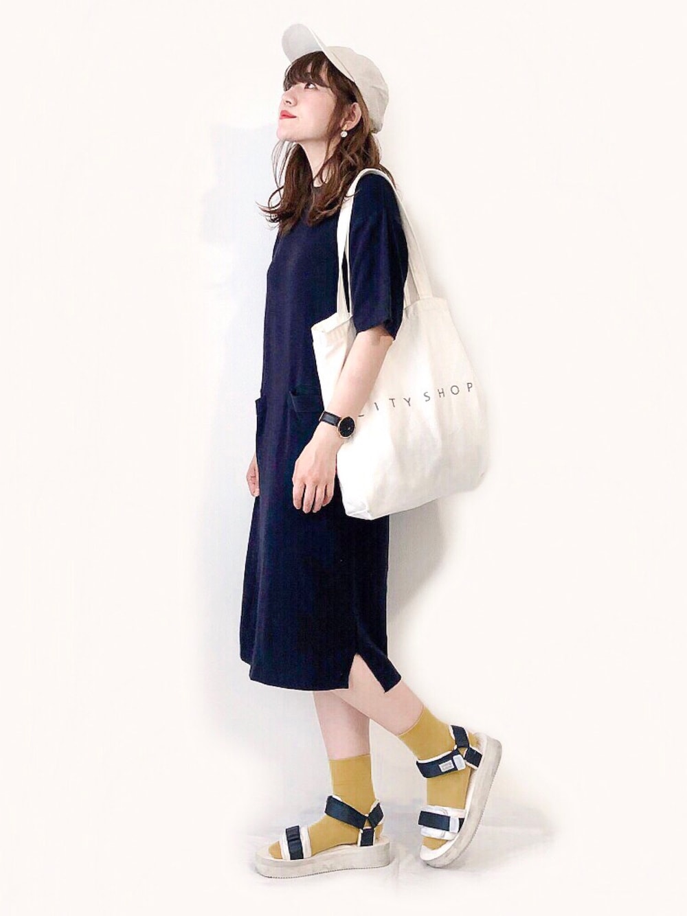 「シンプル、カジュアル、サマーニット、ワンピース、キャップ、トートバッグ、スポーツサンダル」｜「I am I in fact...の強撚総針　　ワンピース（ワンピース、ブラック系）」を使った、かほこ。さん（レディース・161cm）の春コーディネートの1枚目の写真