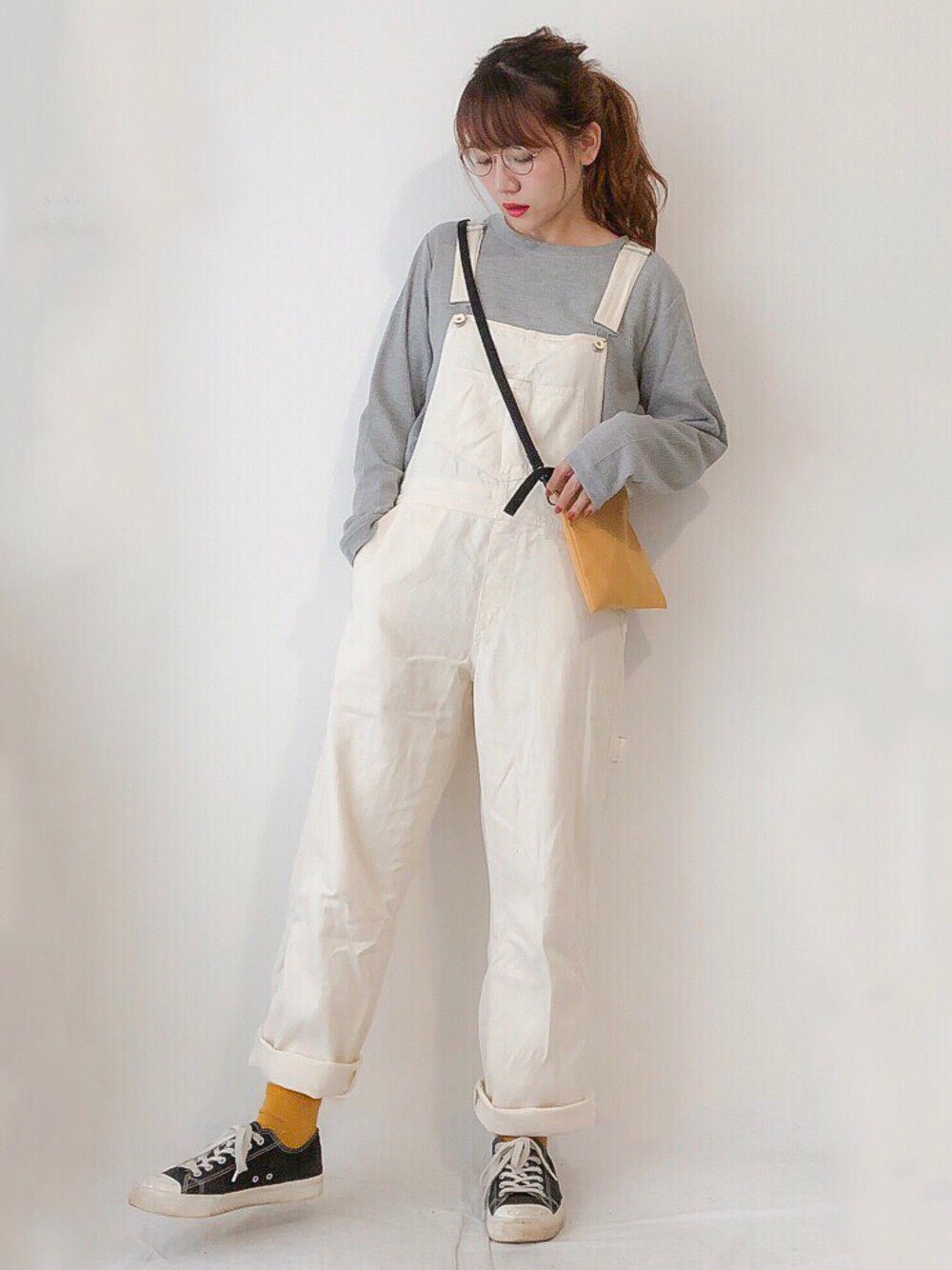 「シンプル、カジュアル、ラフ、オーバーオール、サーマル、めがね、サコッシュ、スニーカー」｜「JOURNAL STANDARD relumeのTCワッフル サーマルロングTシャツ#（Tシャツ/カットソー、グレー系）」を使った、かほこ。さん（レディース・161cm）の夏コーディネートの1枚目の写真