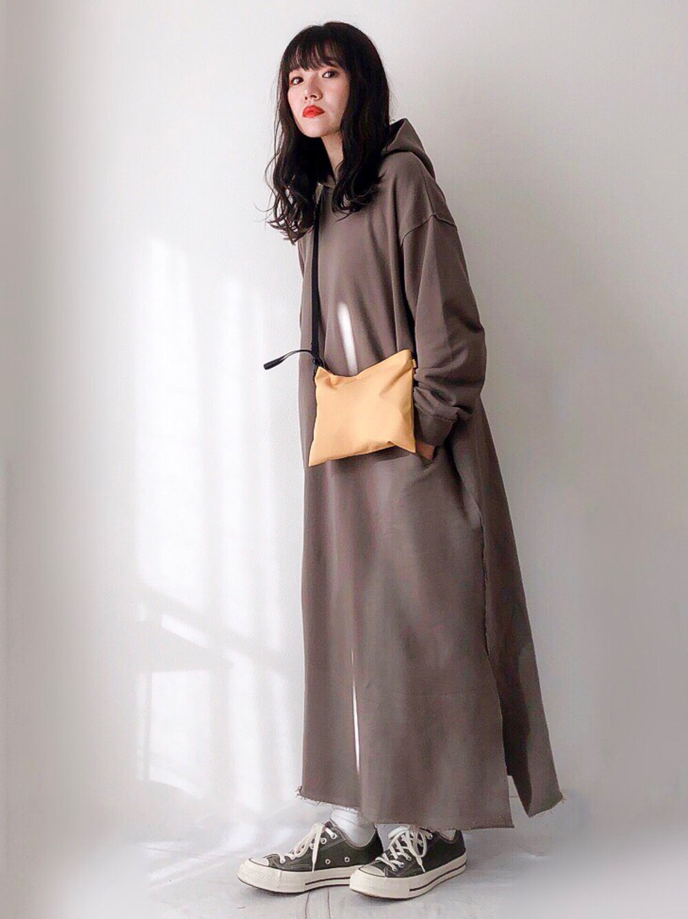 「シンプル、カジュアル、ラフ、パーカー、マキシ丈ワンピース、サコッシュ、白ソックス、スニーカー、CT70s」｜「JOURNAL STANDARDの30ウラケフードワンピース◆（ワンピース、グリーン系）」を使った、かほこ。さん（レディース・161cm）の秋コーディネートの1枚目の写真