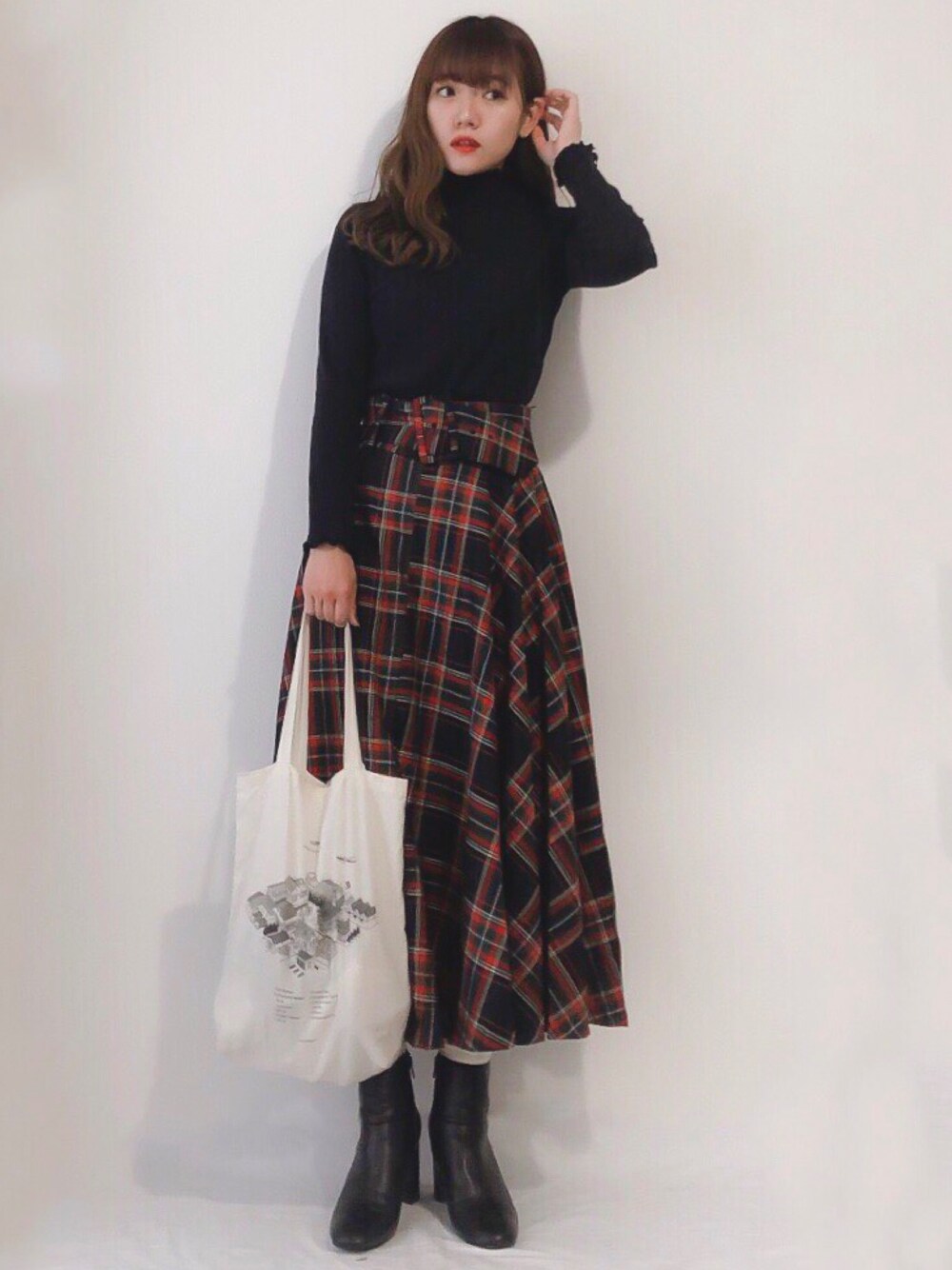 「シンプル、大人カジュアル、ハイネック、チェックスカート、フレアスカート、トートバッグ、ショートブーツ」｜「FREAK'S STOREの【WEB限定】リブタートルカットソー（Tシャツ/カットソー、ブラック系）」を使った、かほこ。さん（レディース・161cm）の秋コーディネートの1枚目の写真