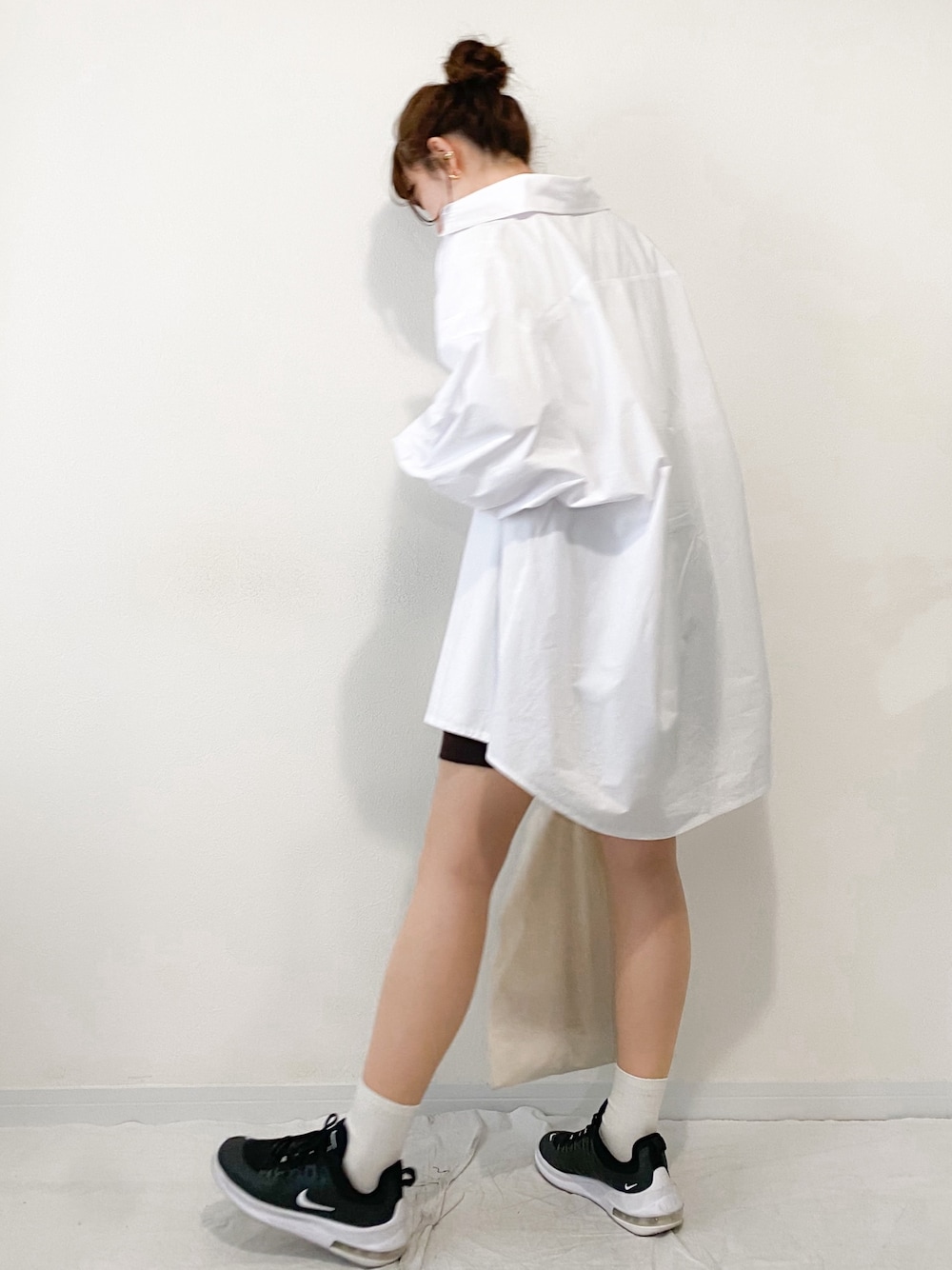 「シンプル、カジュアル、メンズライク、シャツスタイル、オーバーサイズ、ショートパンツ、白ソックス、スニーカー、おだんごヘアー」｜「KALENOのballoon over shirt（シャツ/ブラウス、ホワイト系）」を使った、かほこ。さん（レディース・162cm）の春コーディネートの1枚目の写真