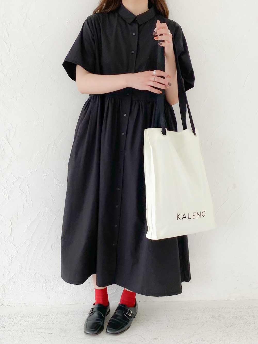 「これが私をアゲる服、シンプル、大人カジュアル、シャツワンピ、フレアワンピース、トートバッグ、ローファー」｜「KALENOのgather shirt op（シャツワンピース、ブラック系）」を使った、かほこ。さん（レディース・162cm）の春コーディネートの1枚目の写真