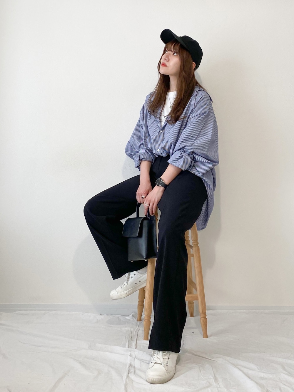 ホワイト系のTシャツ/カットソー、ブルー系のシャツ/ブラウス、ブラック系のスラックスを着用したレディースの夏コーディネートの1枚目の写真