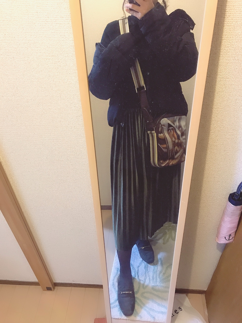 「ベロア、ベロアスカート、モノトーン、おしゃれさんと繋がりたい、冬コーデ、シンプルコーデ」｜「GUのアイテム（ジャケット/アウター、ブラック系）」を使った、A y a m eさん（レディース・162cm）の冬コーディネートの1枚目の写真