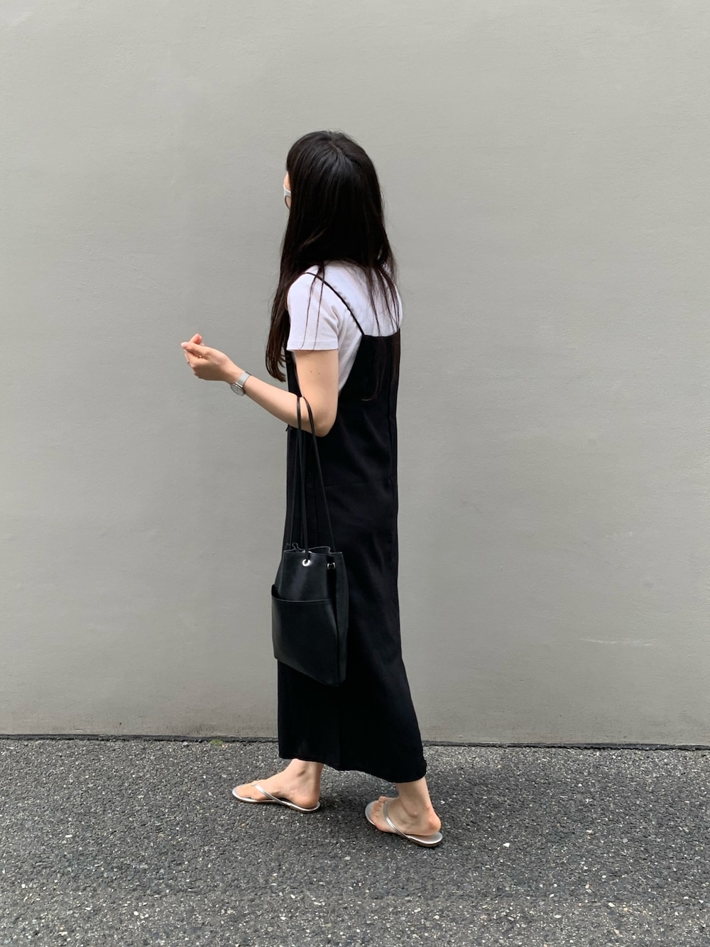 「TKEESの＜TKEES＞HIGHLIGHTER レザービーチサンダル ◆（ビーチサンダル、シルバー系）」を使った、A-mi.さん（レディース・165cm）の夏コーディネートの1枚目の写真