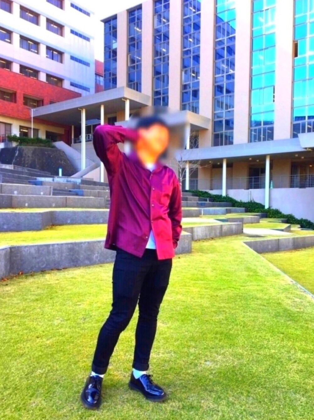 パープル系のシャツ/ブラウス、ホワイト系のトップス、ブラック系のデニムパンツを着用したメンズの冬コーディネートの1枚目の写真