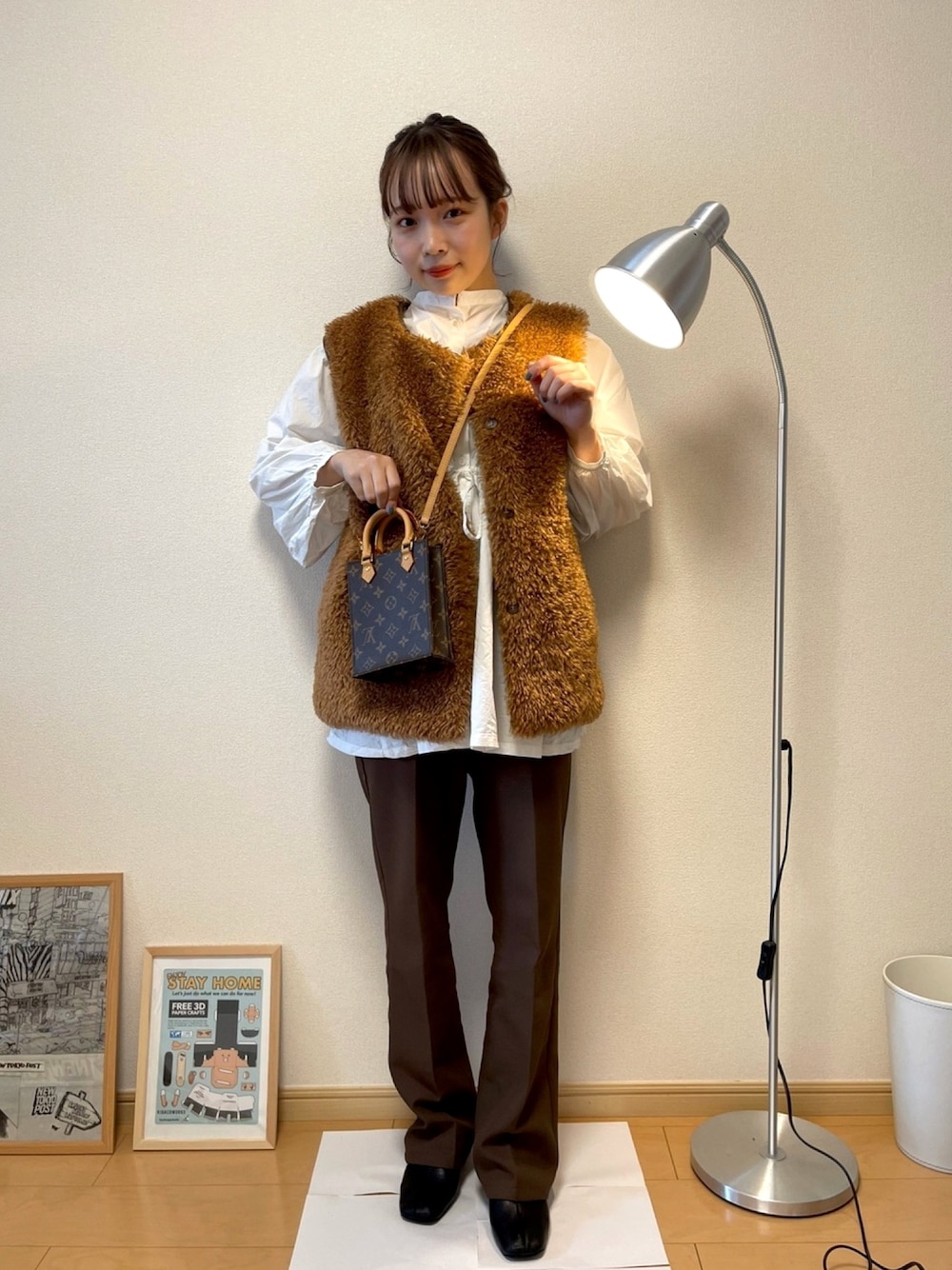 「私の推しブランド、Kastane、ミニバッグ、福袋、ベスト、かわいい、ブーツ、ボアジャケット」｜「Kastaneの【WEB限定サイズ0あり】ハイウエストカラーバリエスラックスパンツ（スラックス、ブラウン系）」を使った、さくらさん（レディース・157cm）の冬コーディネートの1枚目の写真