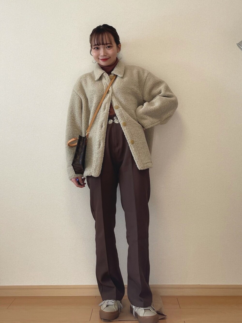 「チョコ色に染まれ、Kastane、GU、UNIQLO、converse、ブラウン、バレンタイン、ootd、大人女子、デート」｜「Kastaneの【WEB限定サイズ0あり】ハイウエストカラーバリエスラックスパンツ（スラックス、ブラウン系）」を使った、さくらさん（レディース・157cm）の冬コーディネートの1枚目の写真