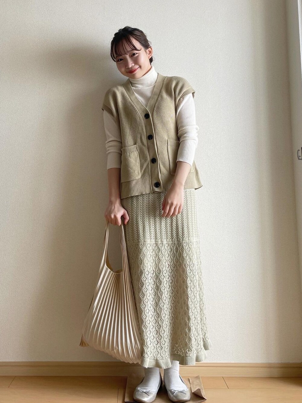 「GU、Lattice、ベスト、春コーデ、プチプラ、スカート、タートルネック、パンプス、ootd」｜「GUのアイテム（ニット/セーター、ベージュ系）」を使った、さくらさん（レディース・157cm）の冬コーディネートの1枚目の写真