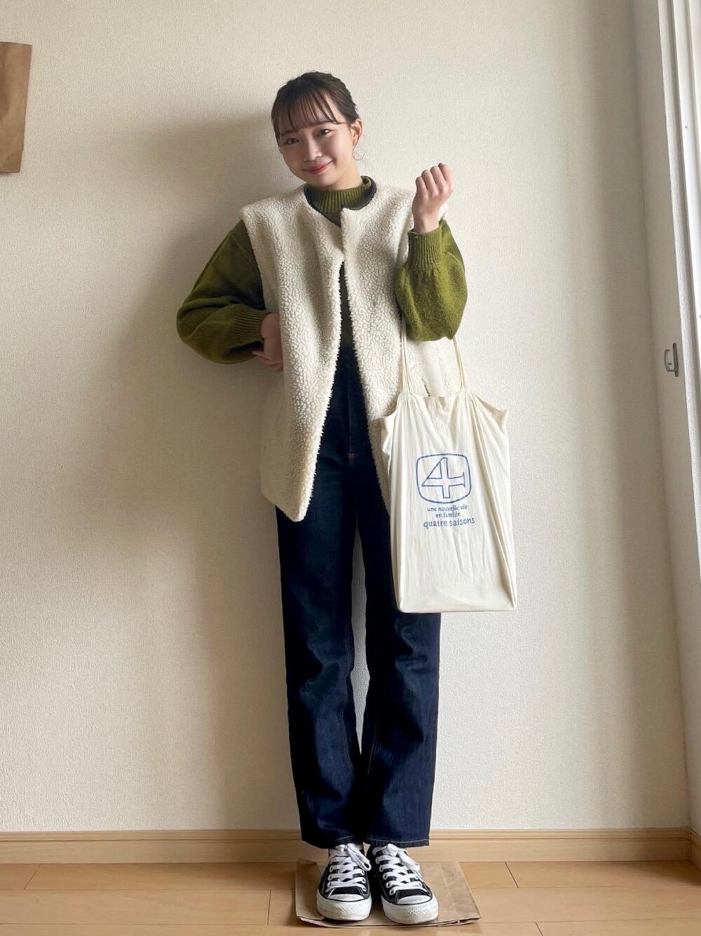「Kastane、GU、converse、ニット、セーター、パンツスタイル、スニーカー、トートバッグ、シンプルコーデ、今日のコーデ」｜「GUのアイテム（パンツ、ブルー系）」を使った、さくらさん（レディース・157cm）の春コーディネートの1枚目の写真