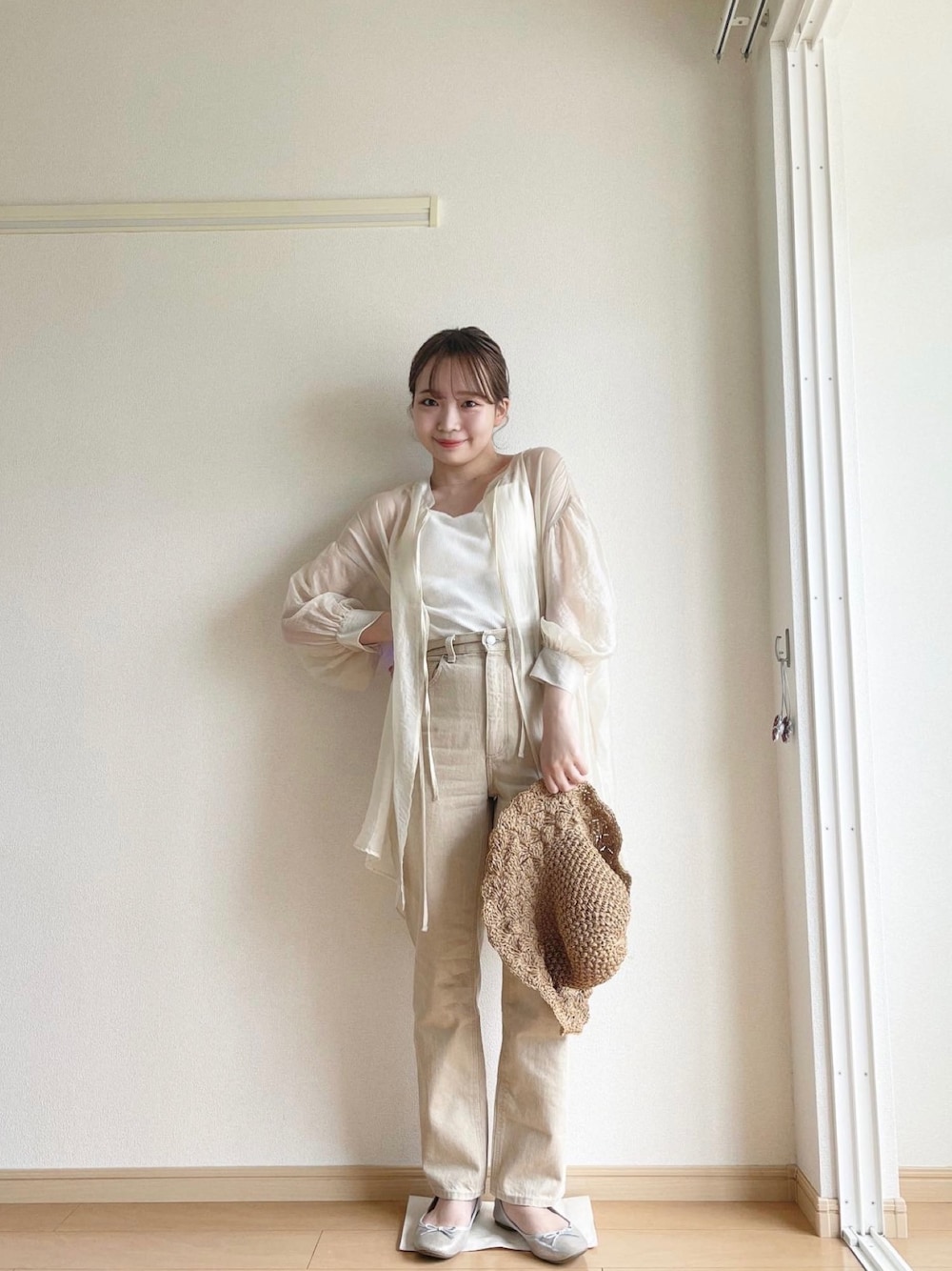 「Kastane、GU、LOWRYS FARM、春夏コーデ、夏コーデ、タンクトップ、透けシャツ、ミュール、シンプルコーデ、カジュアル」｜「LOWRYS FARMのカップツキクロスキャミ　946900（キャミソール、ホワイト系）」を使った、さくらさん（レディース・157cm）の春コーディネートの1枚目の写真