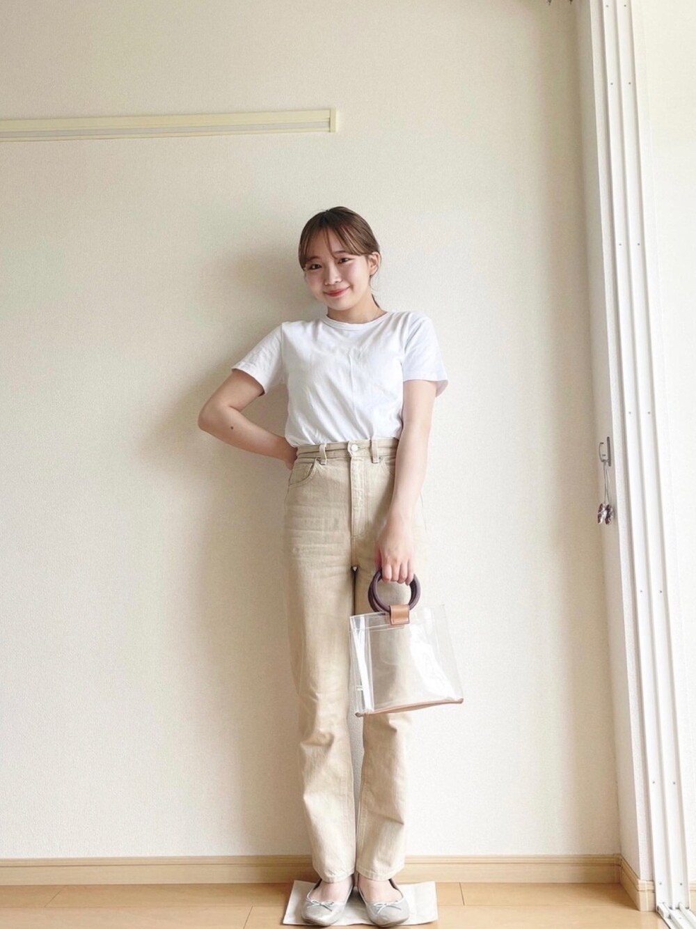 「Kastane、GU、春夏コーデ、夏コーデ、きれいめカジュアル、パンツコーデ、Tシャツ、オトナ女子、カジュアル、オトナカワイイ」｜「GUのアイテム（デニムパンツ、ベージュ系）」を使った、さくらさん（レディース・157cm）の春コーディネートの1枚目の写真