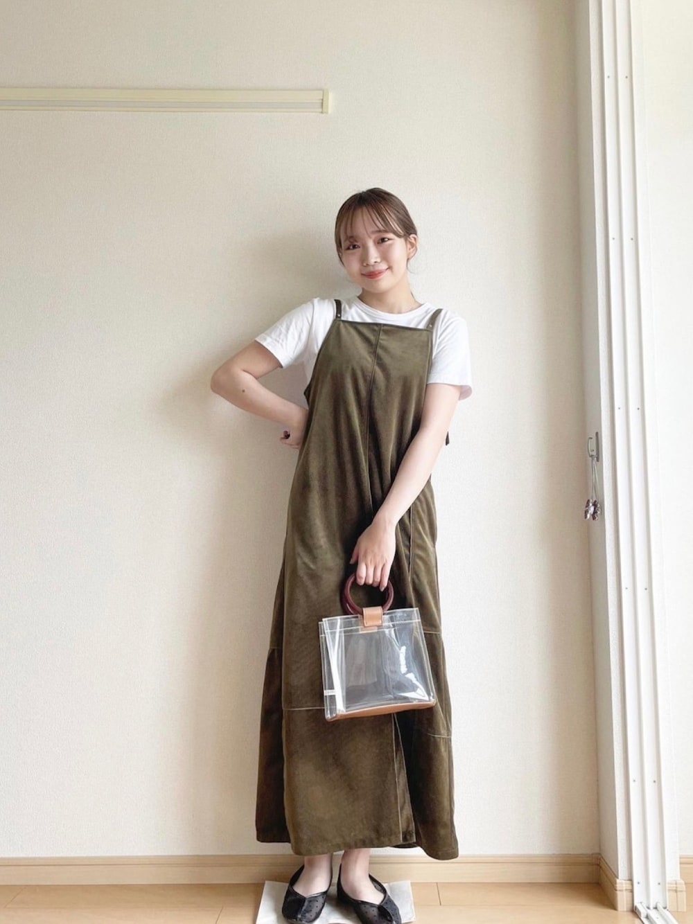 「これが私をアゲる服、Kastane、GU、初夏コーデ、オトナカジュアル、シンプル、プチプラ、クリアバッグ、レイヤードスタイル」｜「Kastaneのベロアコールパイピングジャンスカ（ジャンパースカート、ゴールド系）」を使った、さくらさん（レディース・157cm）の春コーディネートの1枚目の写真