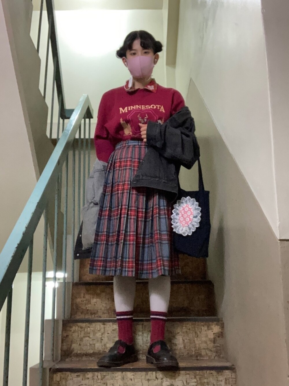 「トレーナー、古着、used、冬コーデ、プリーツスカート、チェック、赤、白タイツ、ハンドメイド、Dr.Martens」｜「古着のアイテム（スカート、レッド系）」を使った、年金さん（レディース・155cm）の秋コーディネートの1枚目の写真