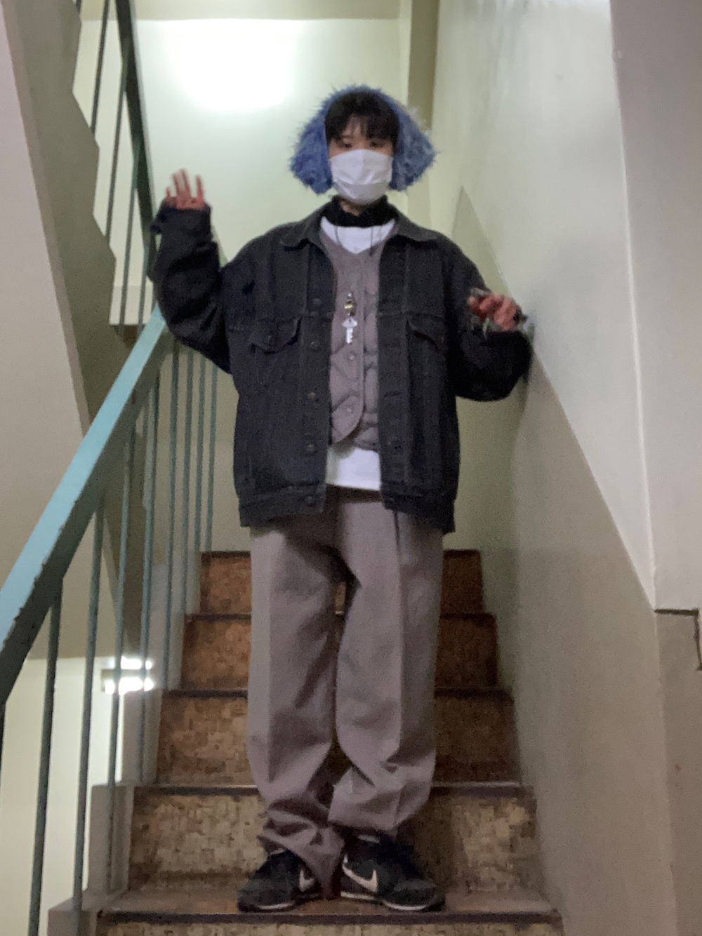 「古着、used、スラックス、ユニクロ、ウルトラライトダウン、ジージャン、NIKE、耳当て、ストリート」｜「NIKEのアイテム（スニーカー、ブラック系）」を使った、年金さん（レディース・156cm）の冬コーディネートの1枚目の写真