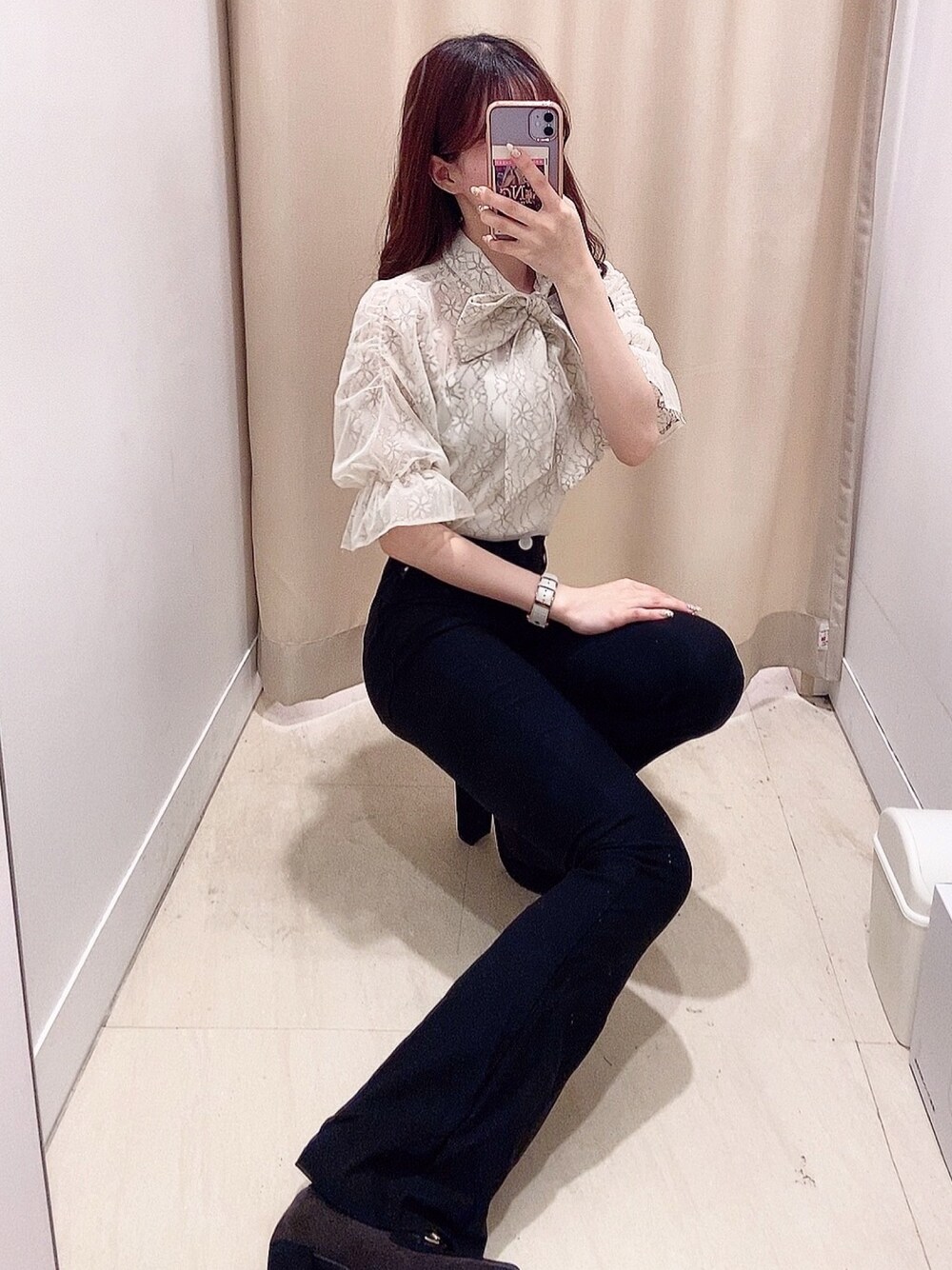 ベージュ系のシャツ/ブラウス、ブラック系のその他パンツを着用したレディースの冬コーディネートの1枚目の写真