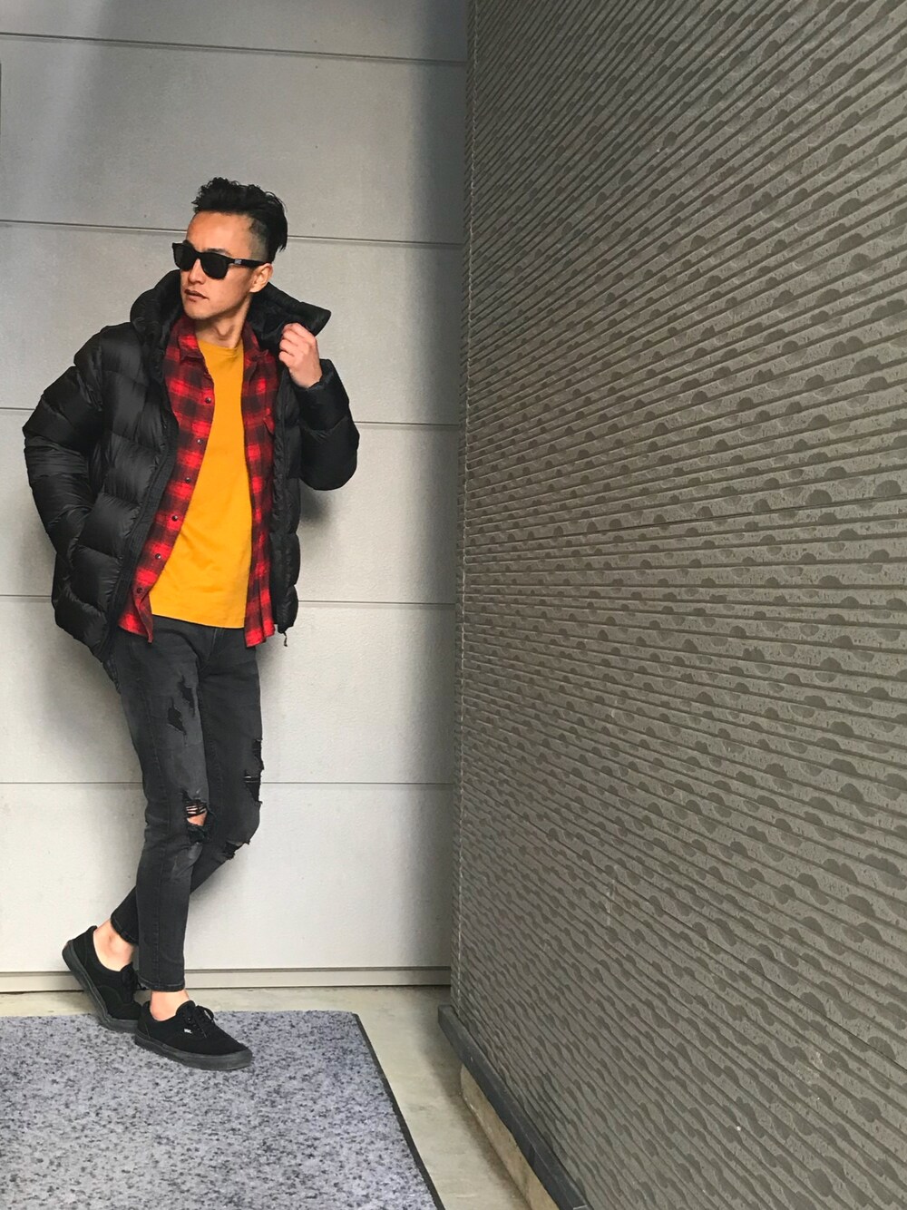 「はるコーデ、シンプルコーデ、カジュアルコーデ、スキニー、ラフ、春、ootd、outfit、VANS、ネルシャツ」｜「VANSのアイテム（スニーカー、ブラック系）」を使った、YASUさん（メンズ・182cm）の春コーディネートの1枚目の写真
