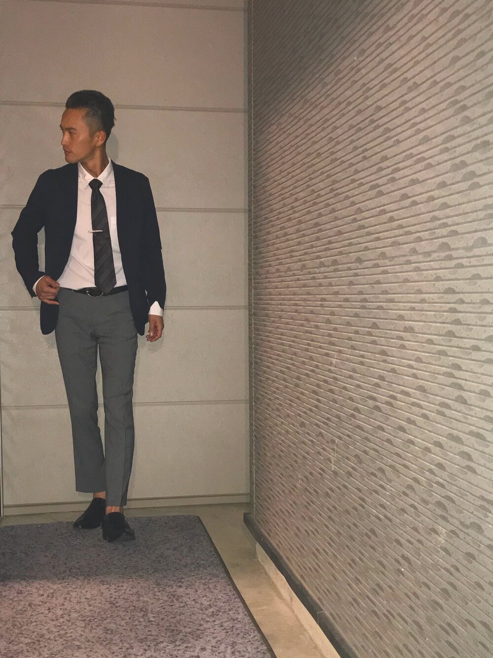 「きれいめカジュアル、スーツスタイル、ootd、outfit、ネクタイピン、ネクタイ、ジャケパン、キレイめ、ルイヴィトン、バーバリー」｜「UNIQLOのアイテム（スラックス、グレー系）」を使った、YASUさん（メンズ・182cm）の春コーディネートの1枚目の写真