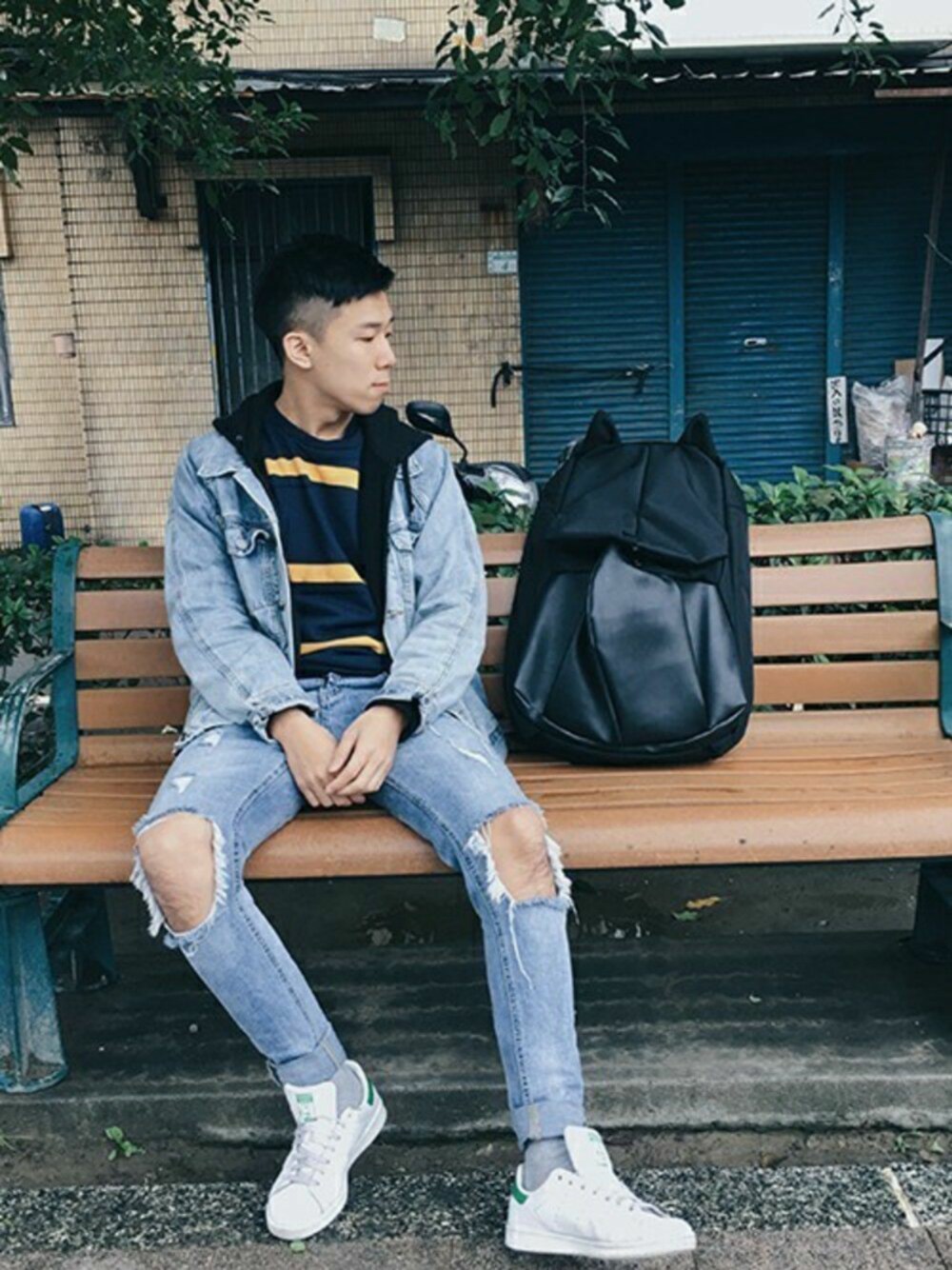 ブラック系のバックパック/リュックを着用したメンズの秋コーディネートの1枚目の写真