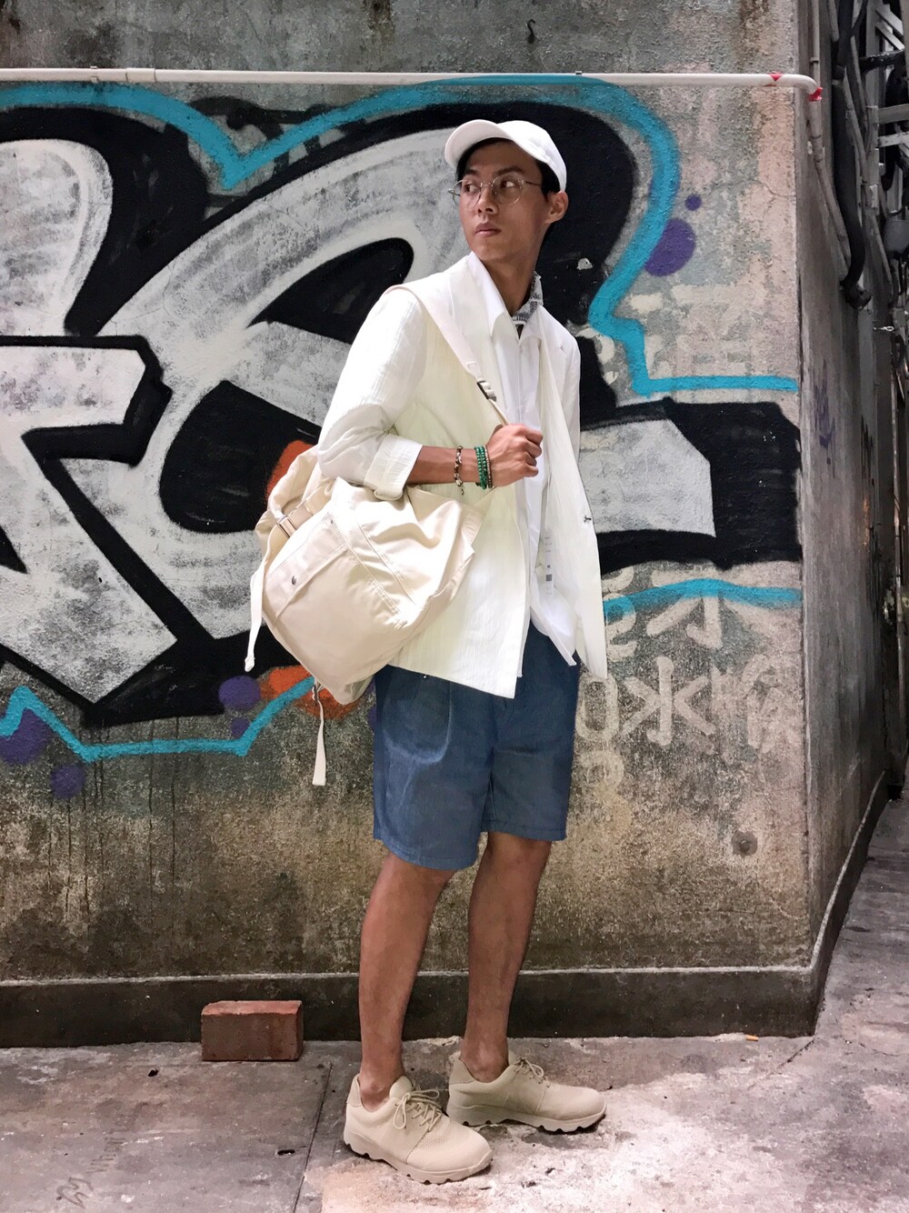 ホワイト系のテーラードジャケットを着用したメンズの夏コーディネートの1枚目の写真