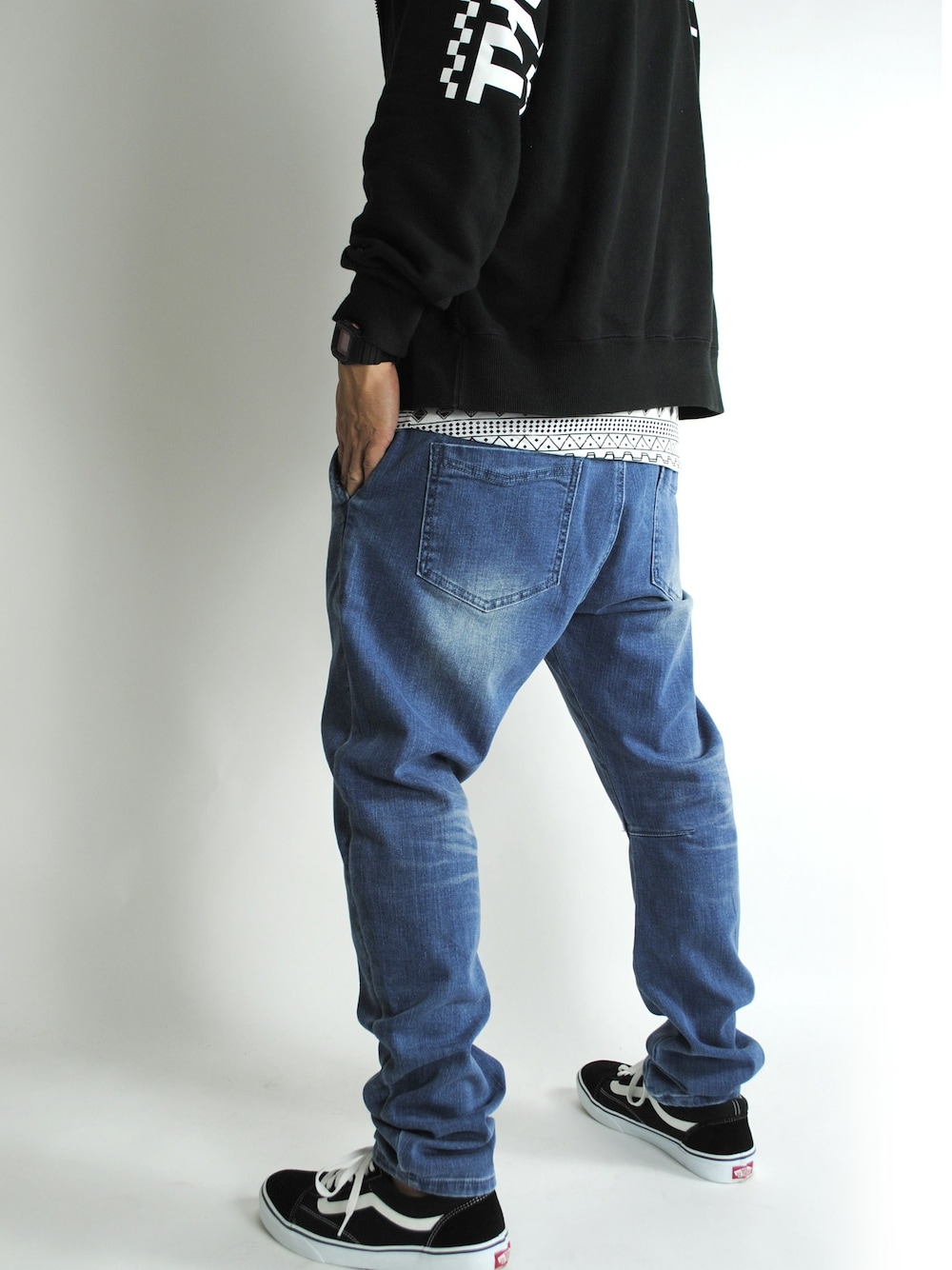 ブルー系のデニムパンツを着用したメンズの秋コーディネートの1枚目の写真