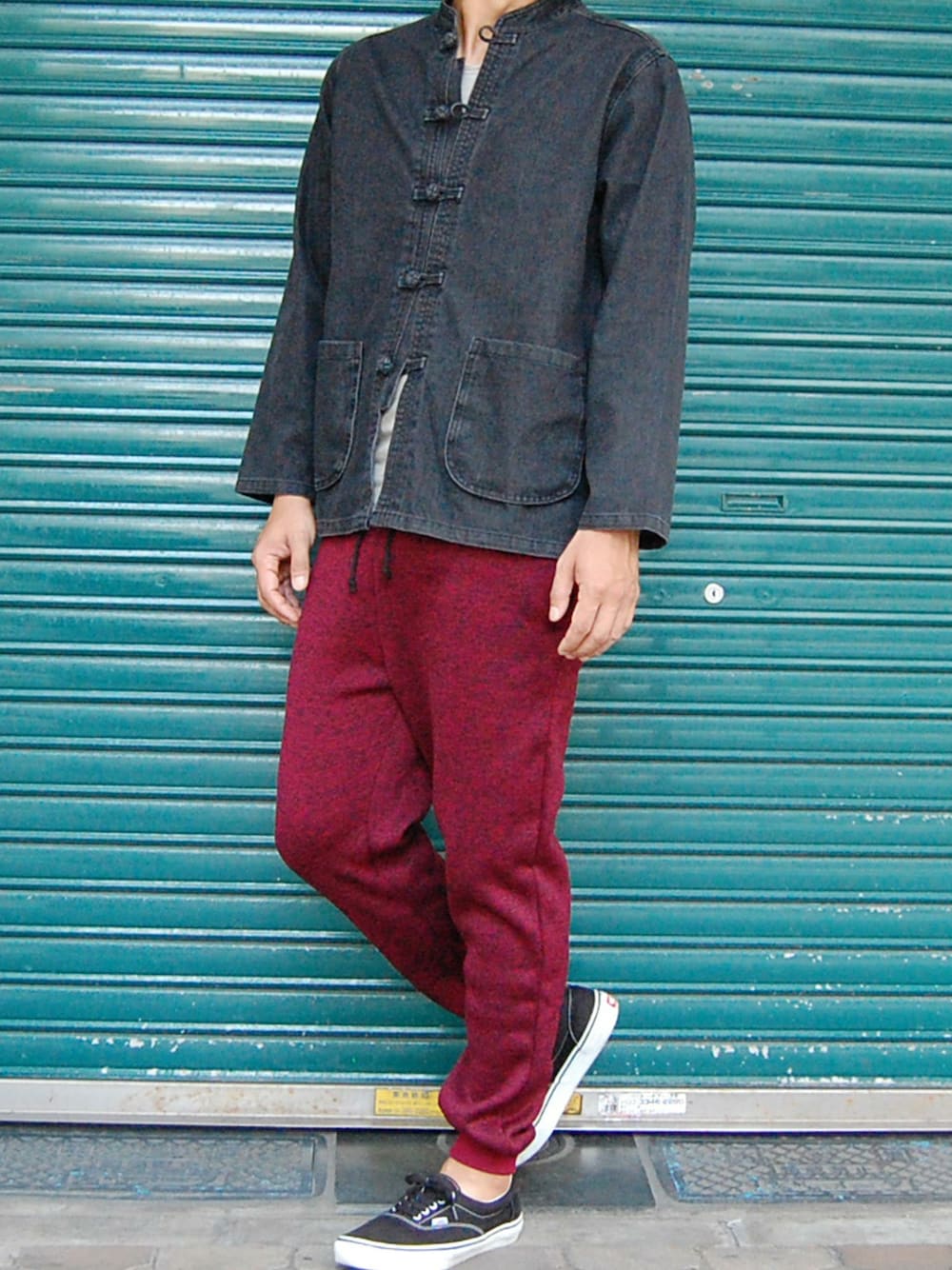 ブラック系のカバーオール、ブルー系のスウェットパンツを着用したメンズの秋コーディネートの1枚目の写真